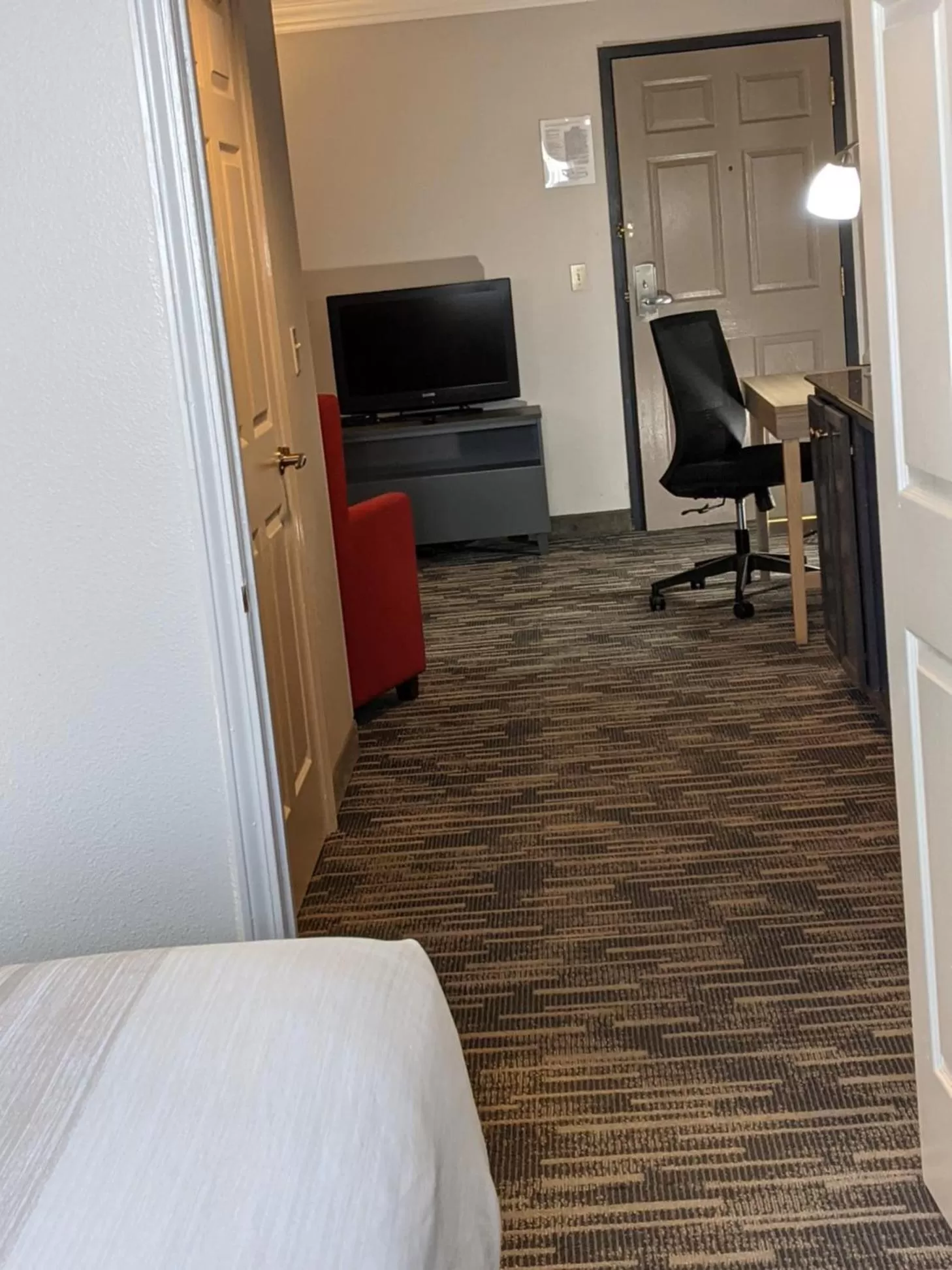 Living room, Bed in Country Inn & Suites by Radisson, Nashville, TN