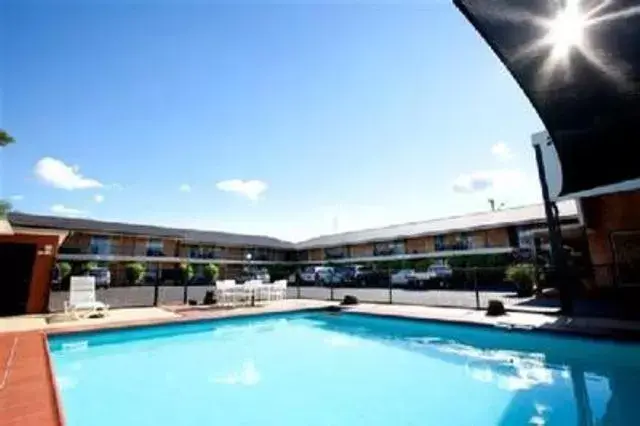 Swimming Pool in Golden West Motor Inn