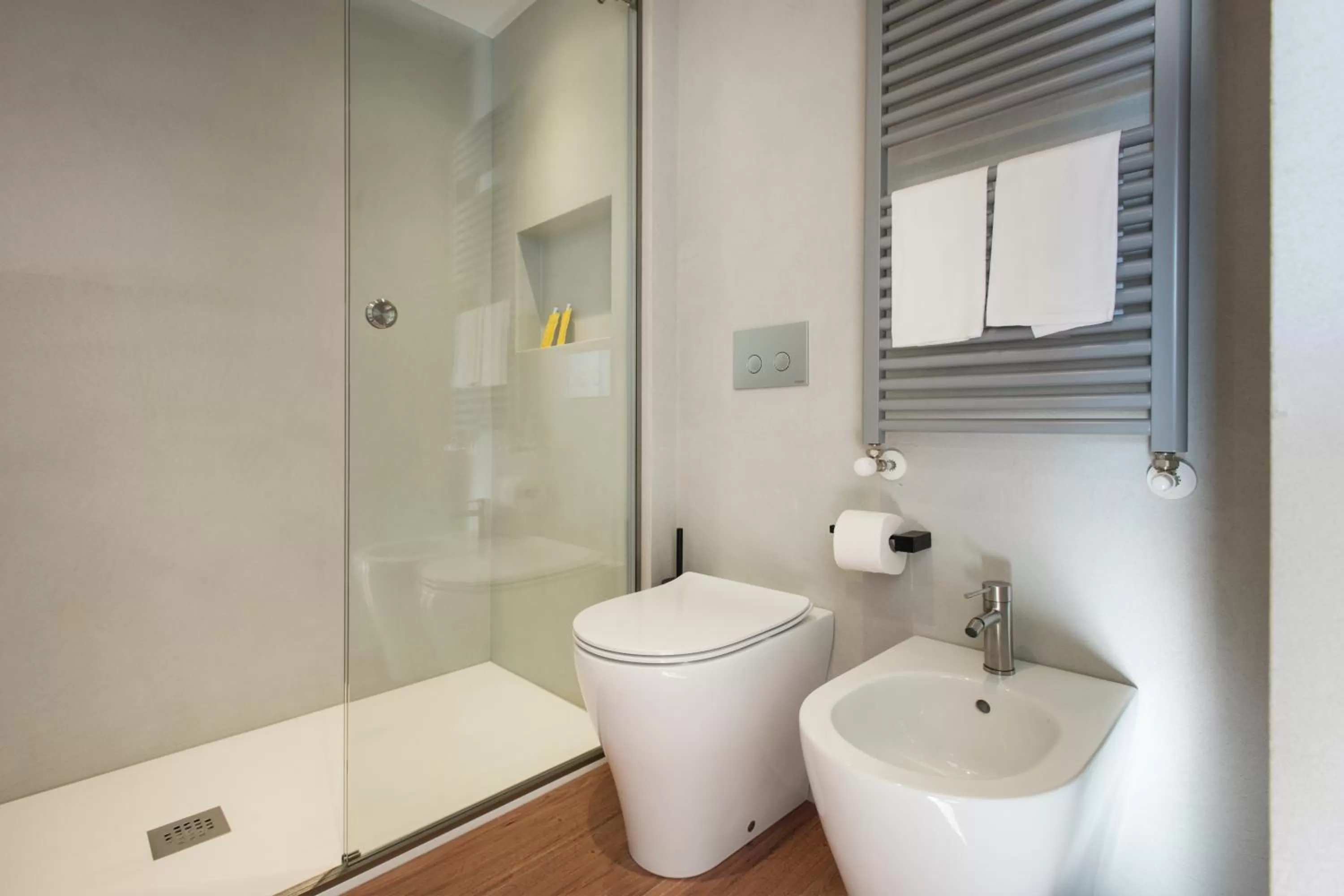 Shower in HOODY ACTIVE & HAPPINESS HOTEL