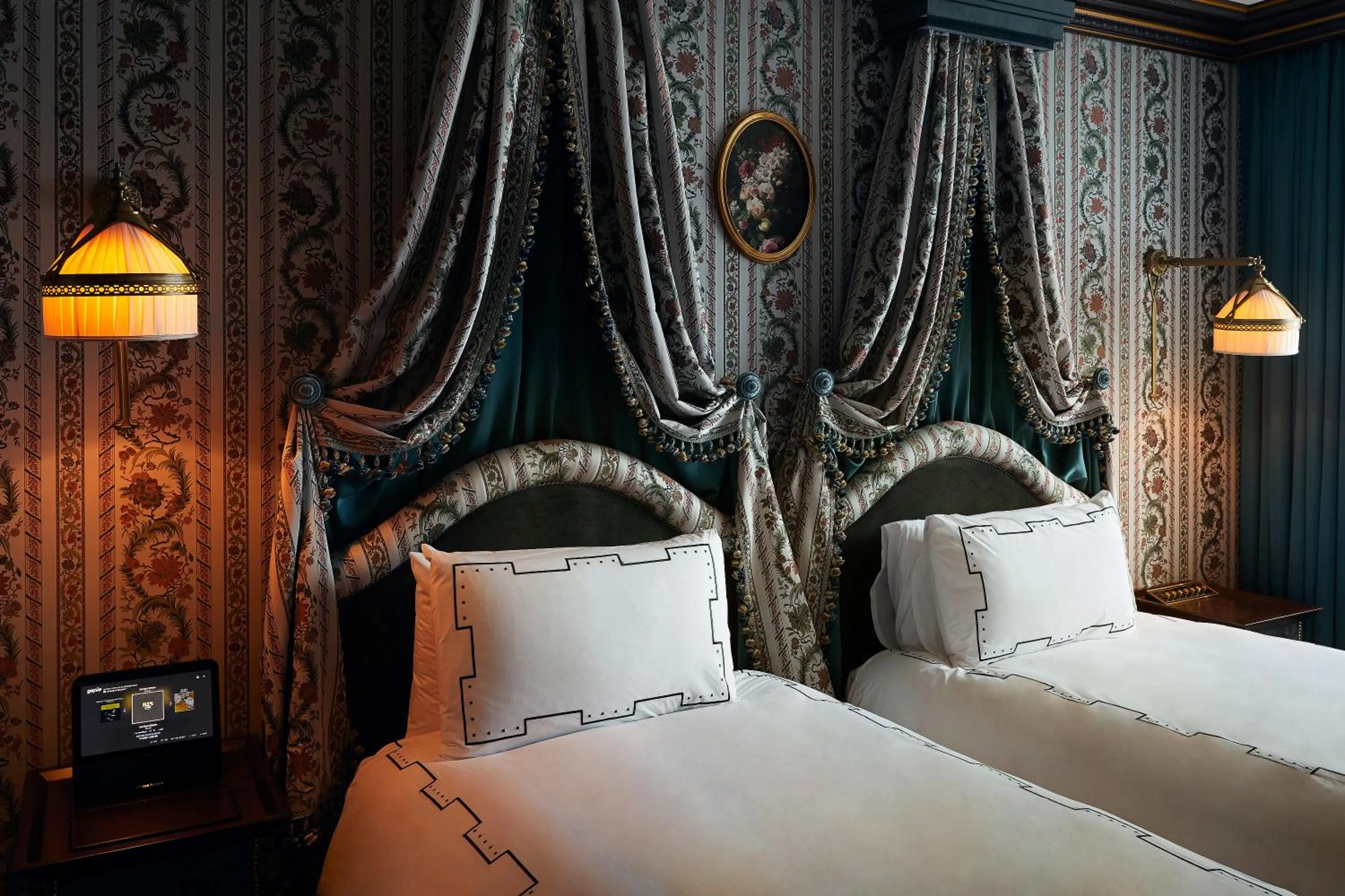 Bed in L'Escape Hotel