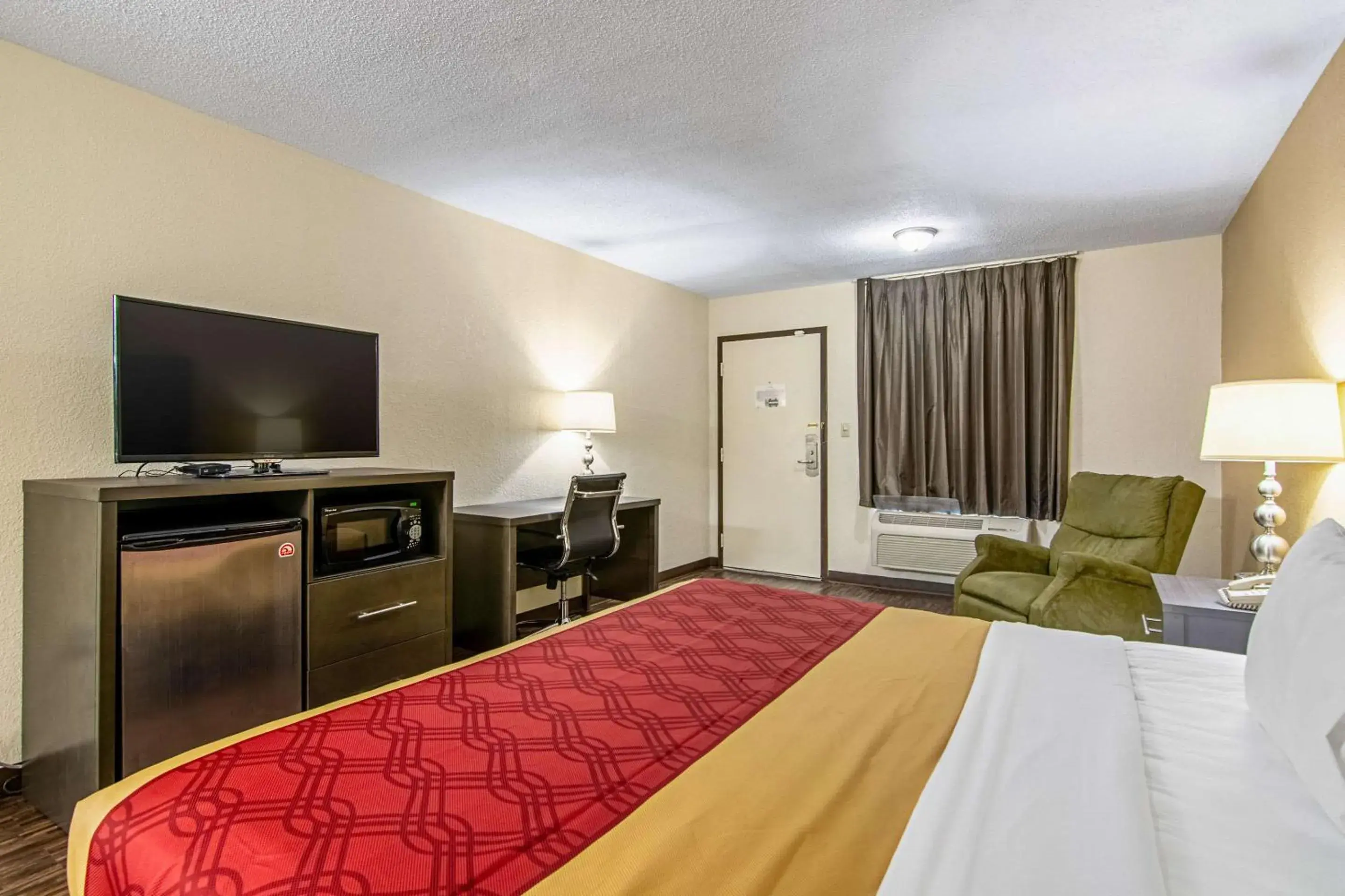 Bed in Econo Lodge Inn & Suites Matthews - Charlotte