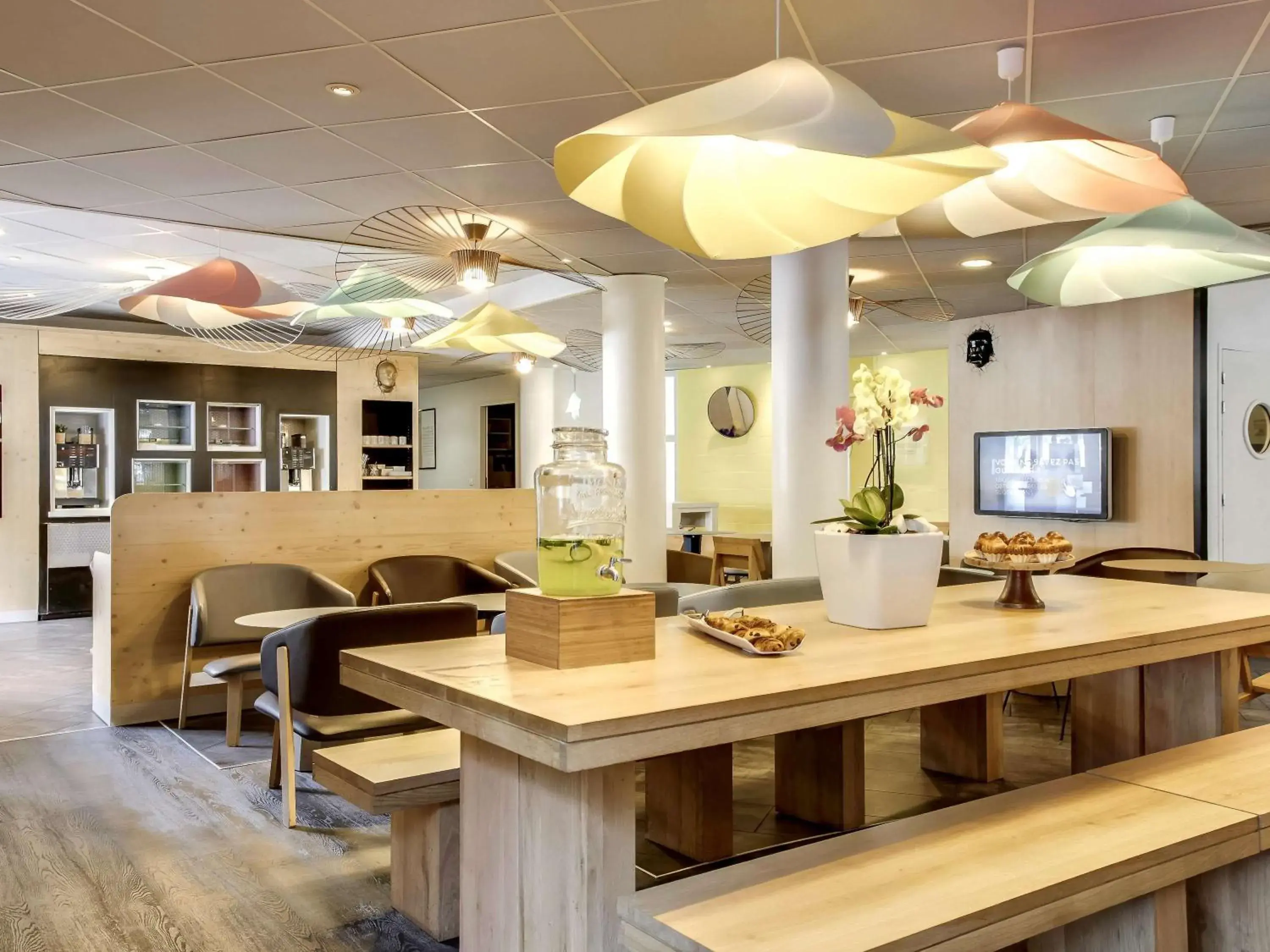 Restaurant/places to eat, Lounge/Bar in Novotel Suites Paris Stade de France