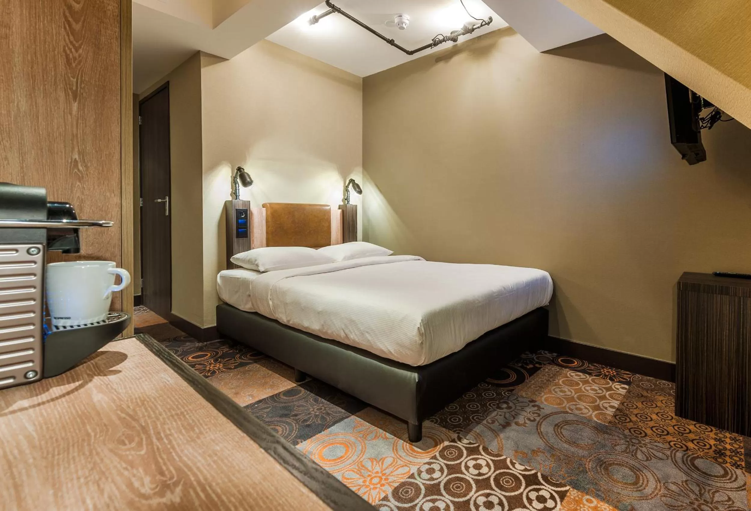 Photo of the whole room, Bed in The Alfred Hotel