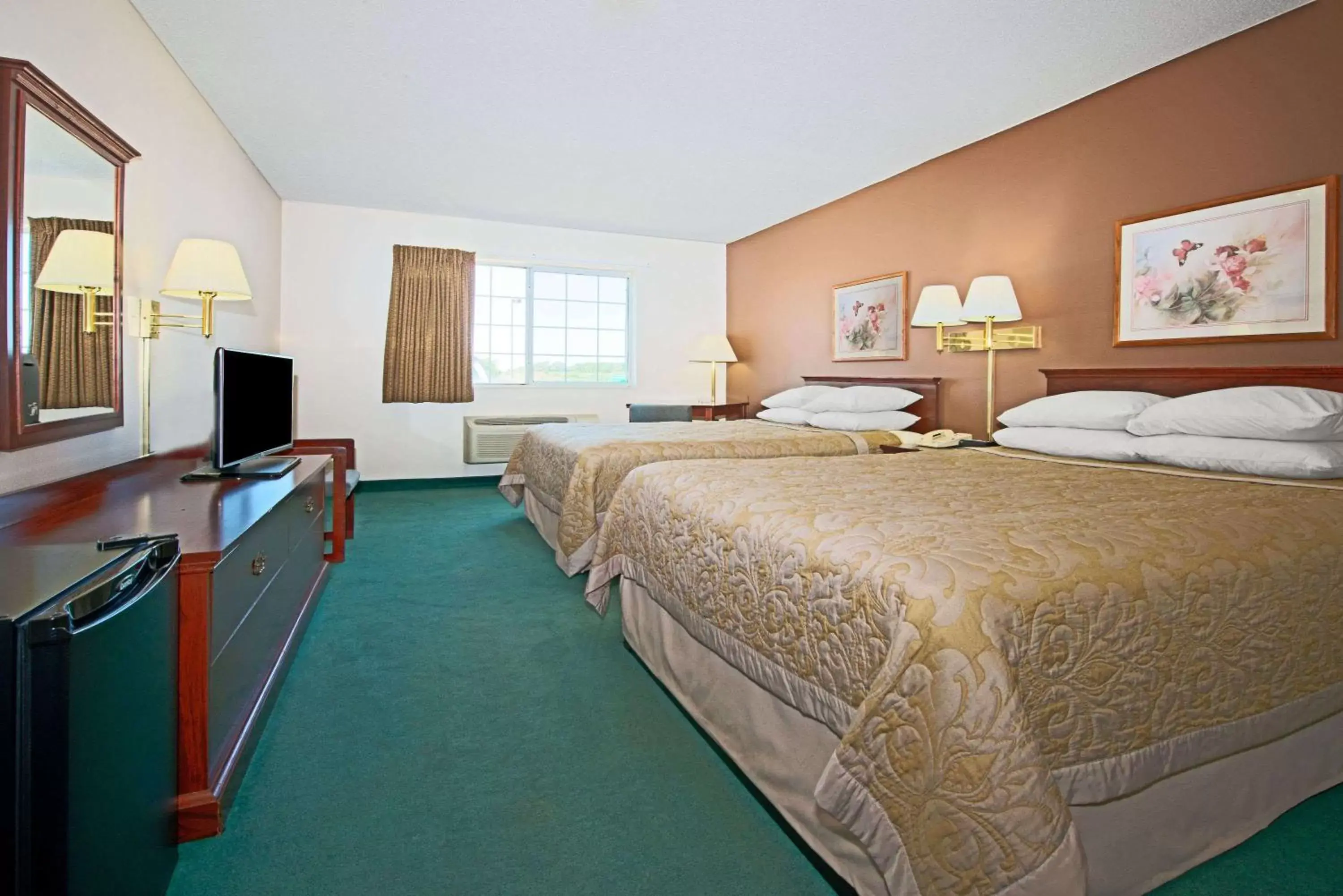 Photo of the whole room, Bed in Super 8 by Wyndham Richmond