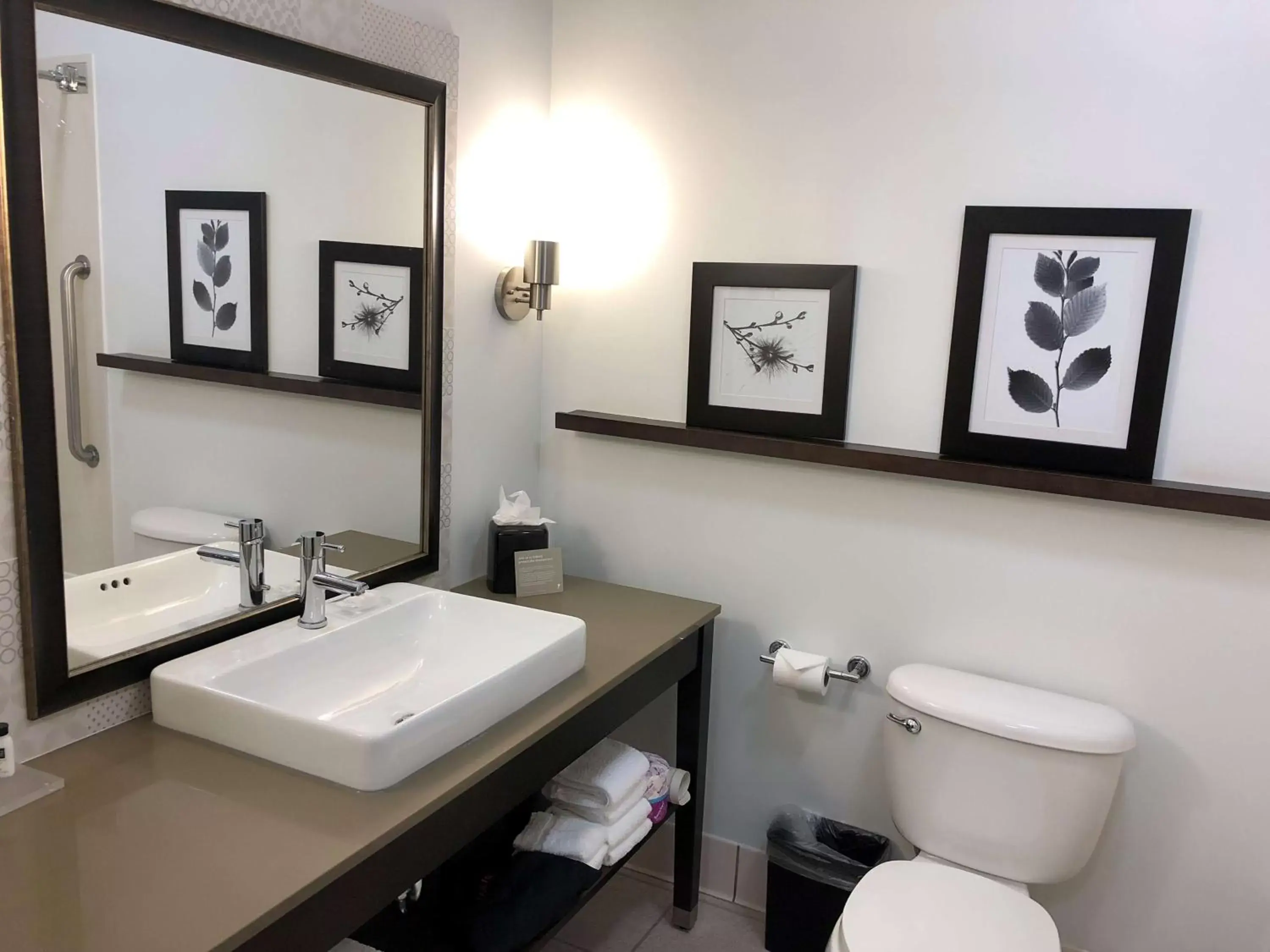 Bathroom in Country Inn & Suites by Radisson, San Jose International Airport, CA