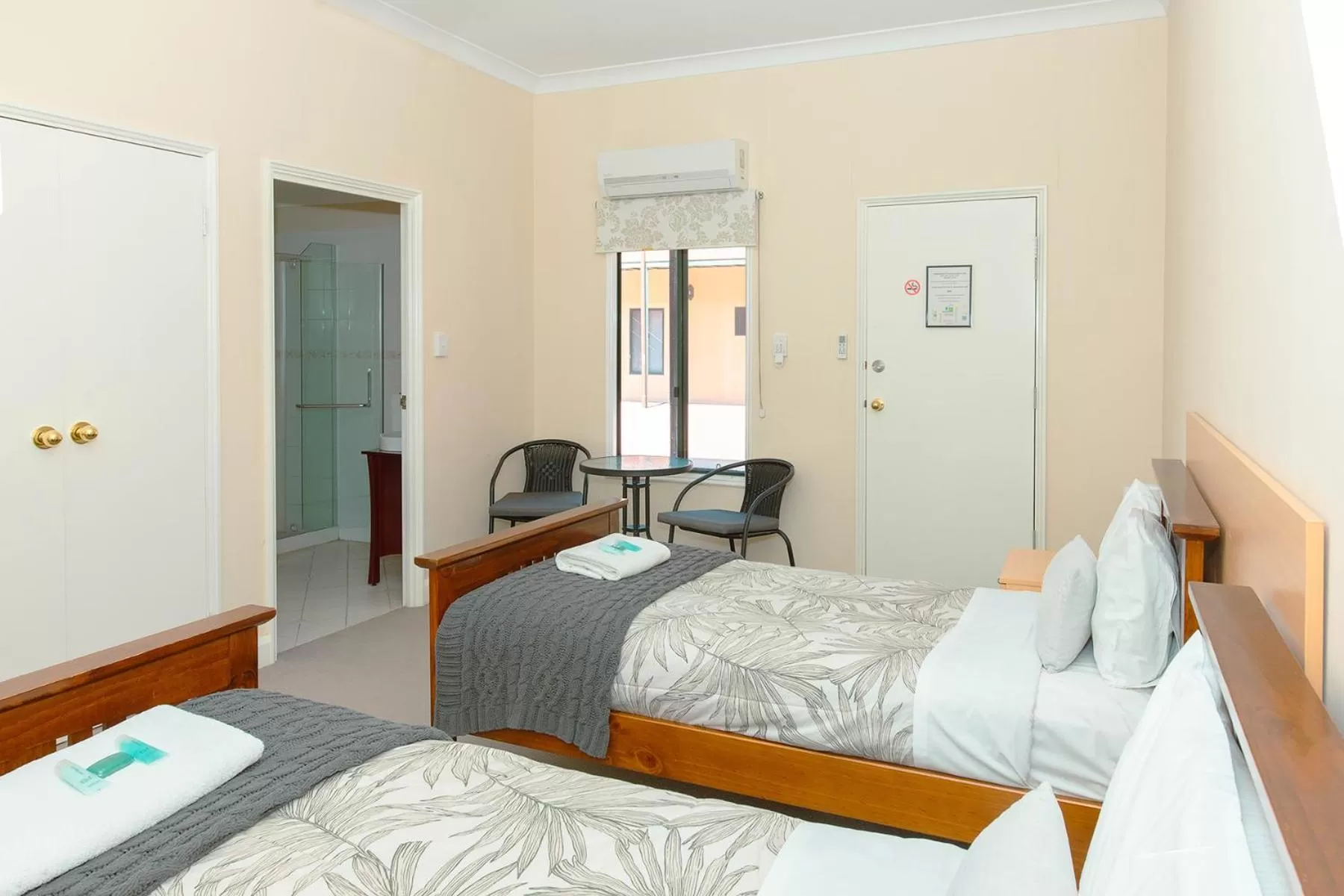 Bed in Settlers Hotel York