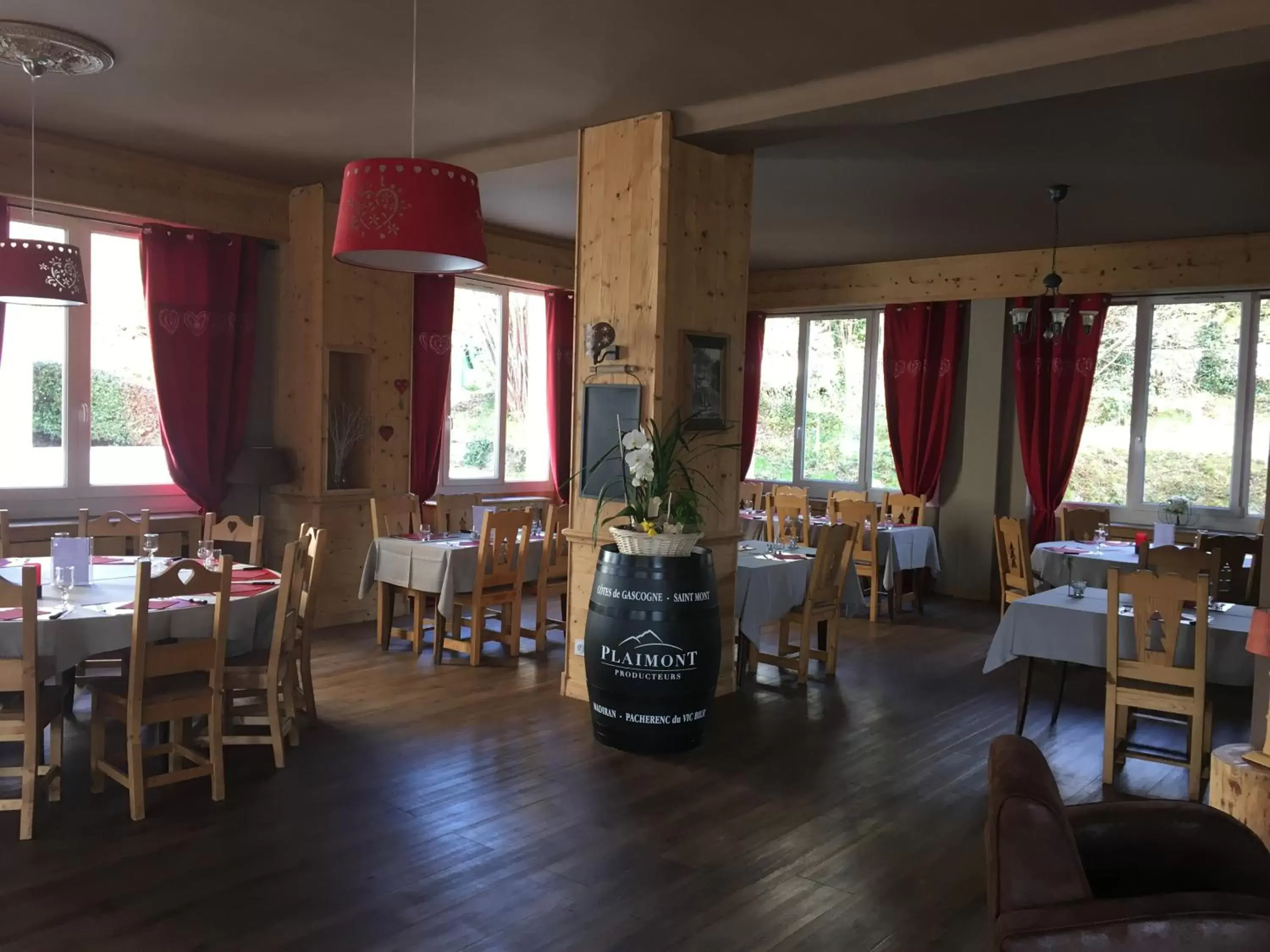 Restaurant/Places to Eat in Le Ptit Hotel du Lac