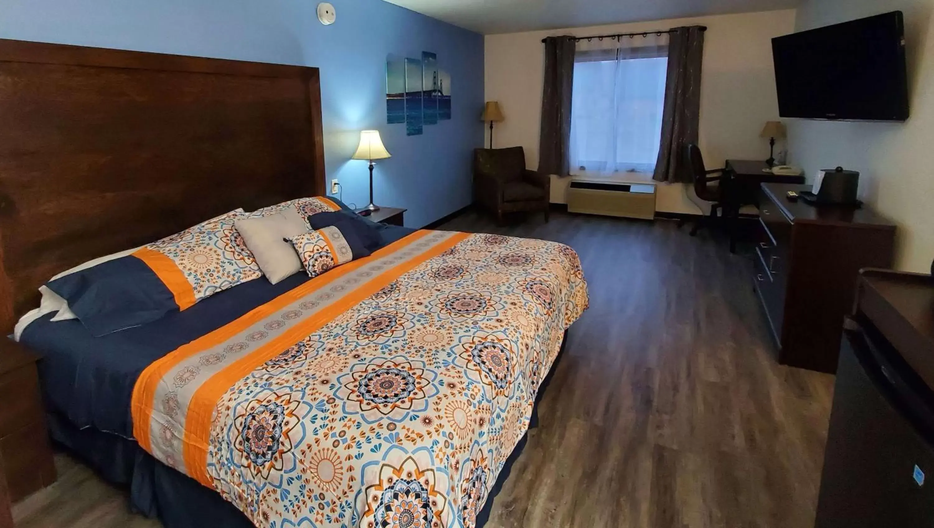 Photo of the whole room, Bed in Jasper Ridge Inn Ishpeming Photo of the whole room, Bed in Jasper Ridge Inn Ishpeming