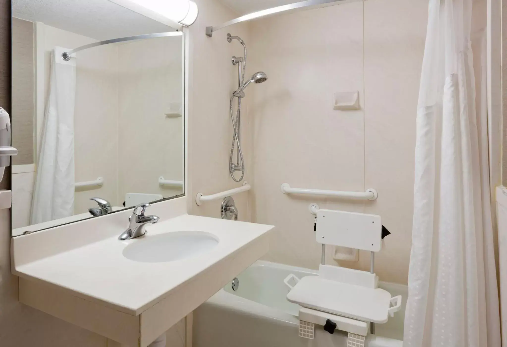 Photo of the whole room, Bathroom in Holiday Inn Alexandria, an IHG Hotel