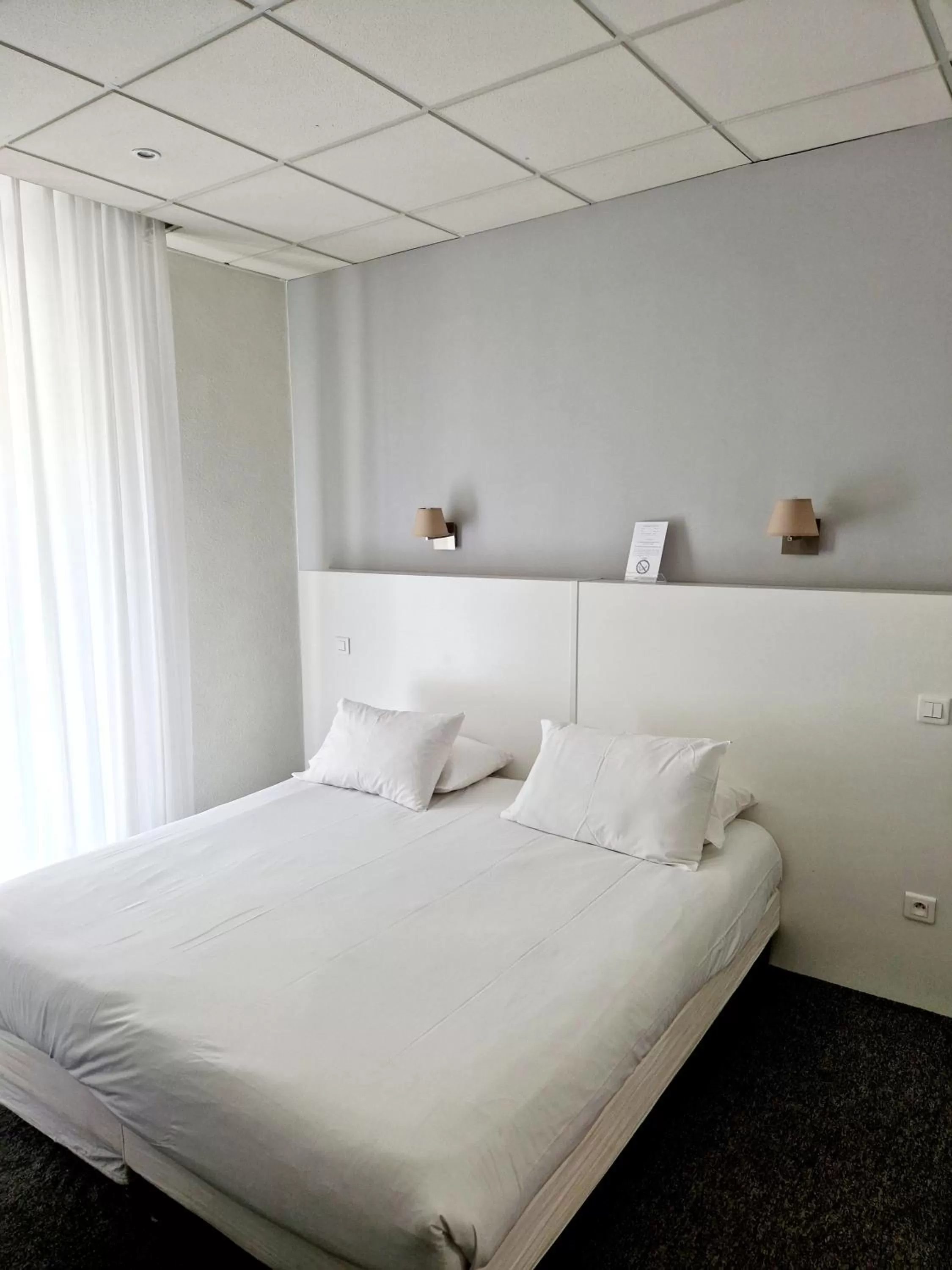 Bedroom, Bed in Hôtel P.L.M.