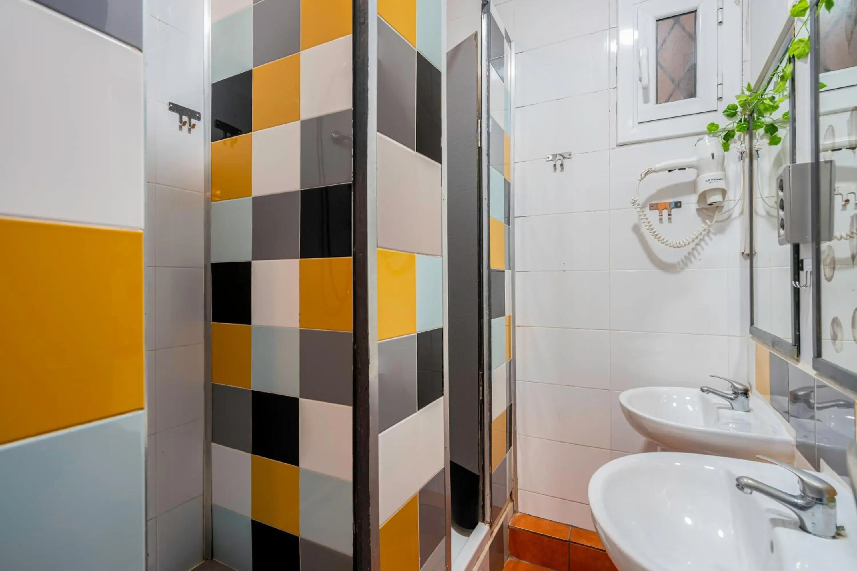 Shower, Bathroom in Casa Barcelo Hostel Barcelona