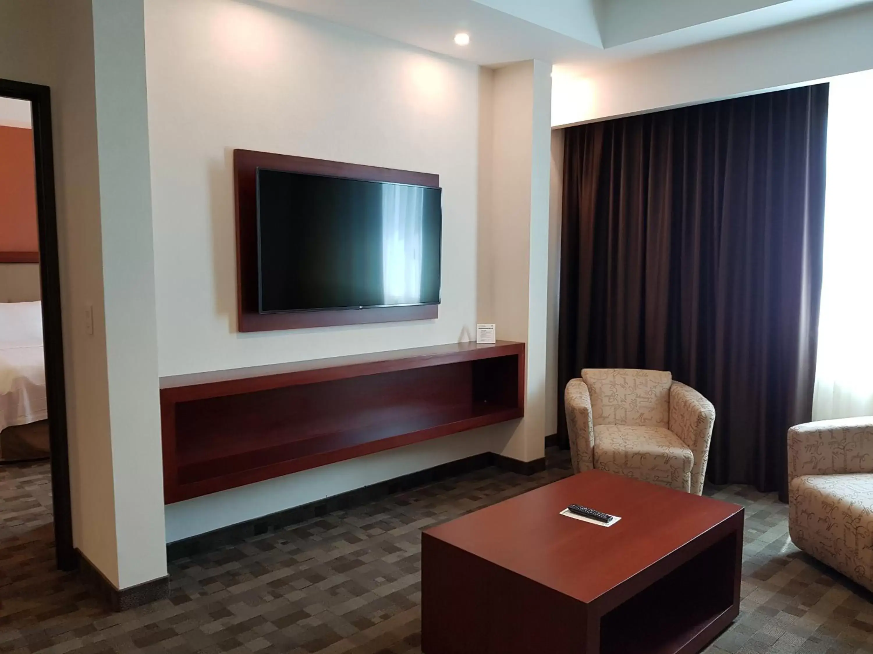 Photo of the whole room, TV/Entertainment Center in Holiday Inn & Suites Plaza Mayor, an IHG Hotel