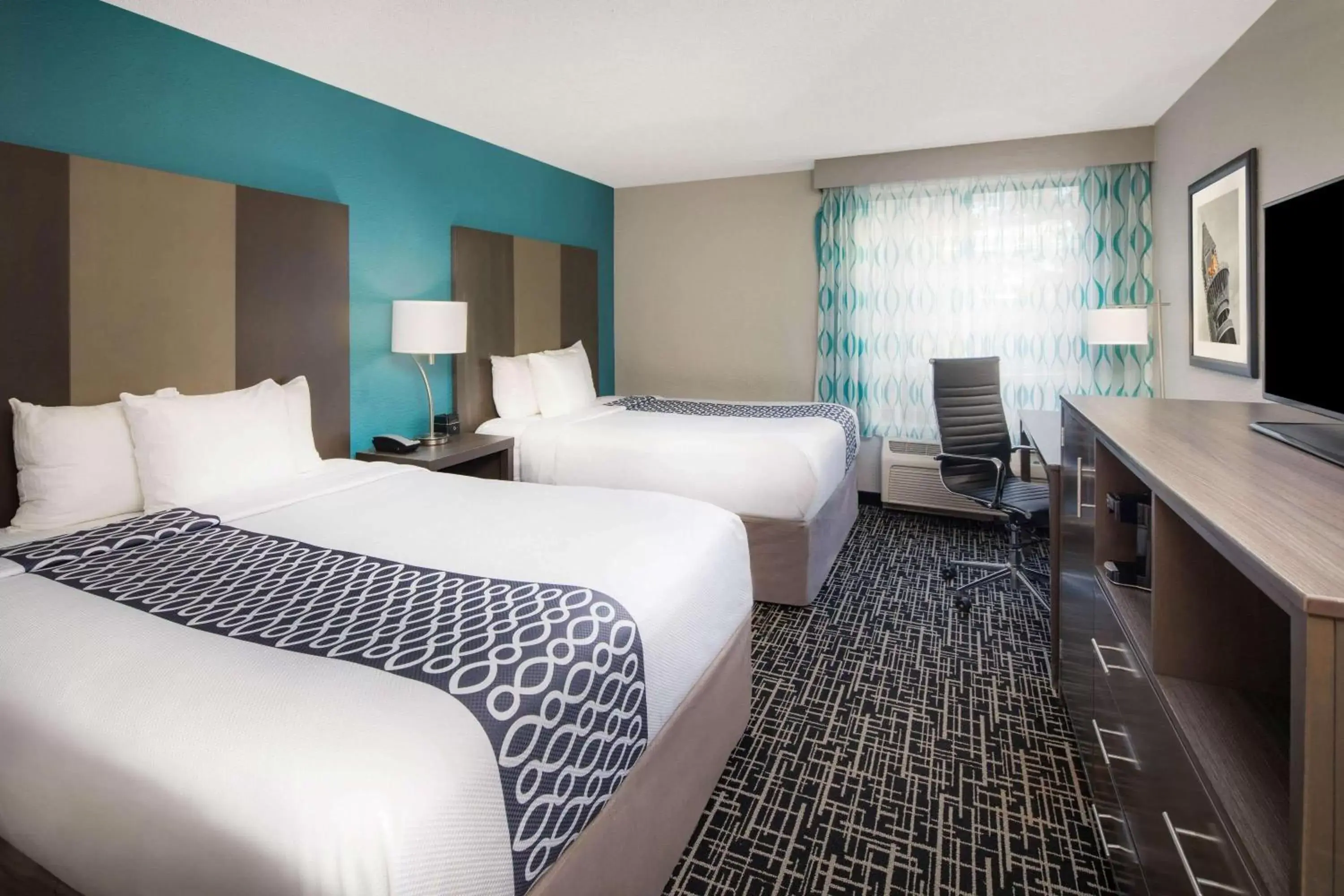 Photo of the whole room, Bed in La Quinta by Wyndham Atlanta Airport North