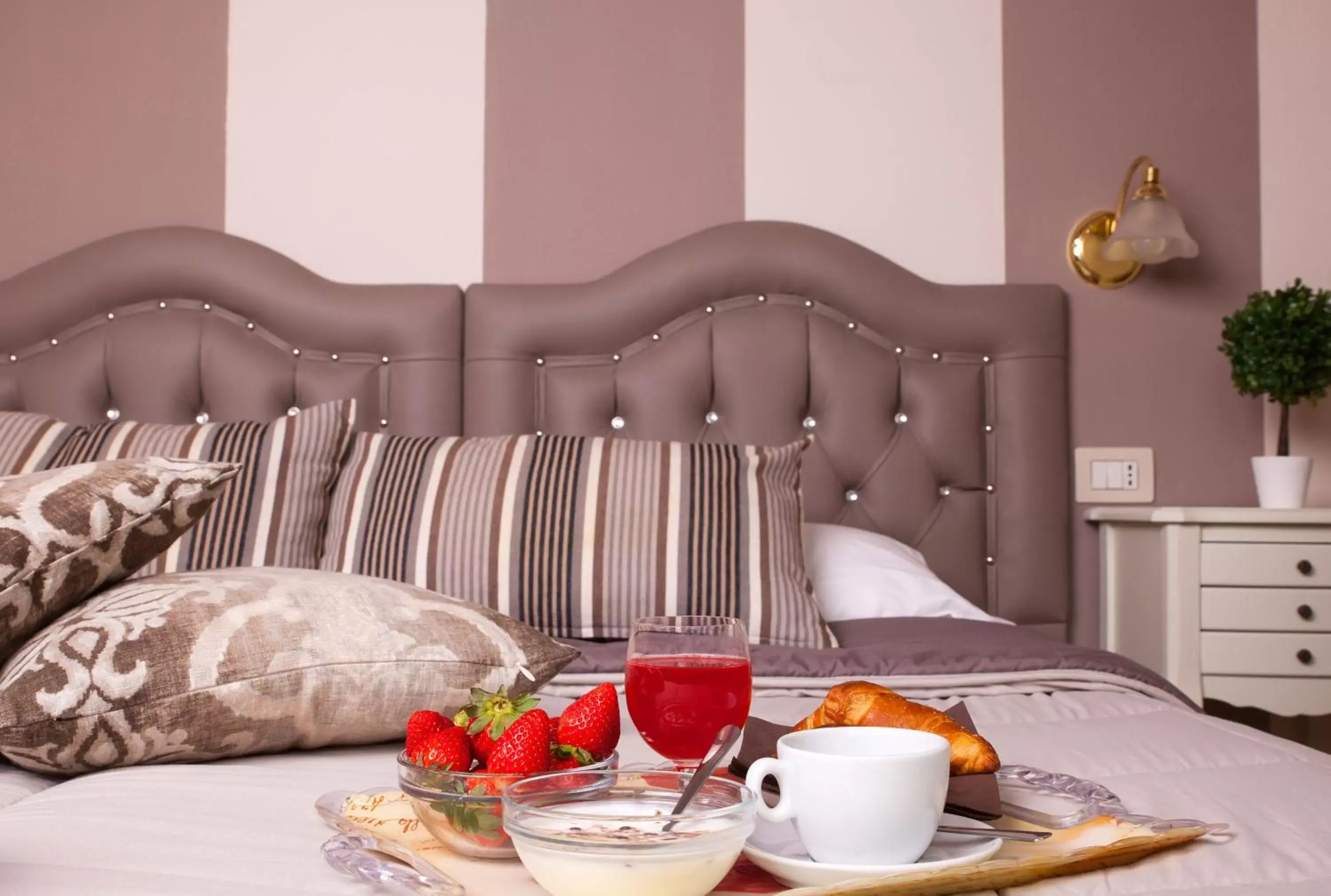 Breakfast, Bed in Hotel Ares Milano