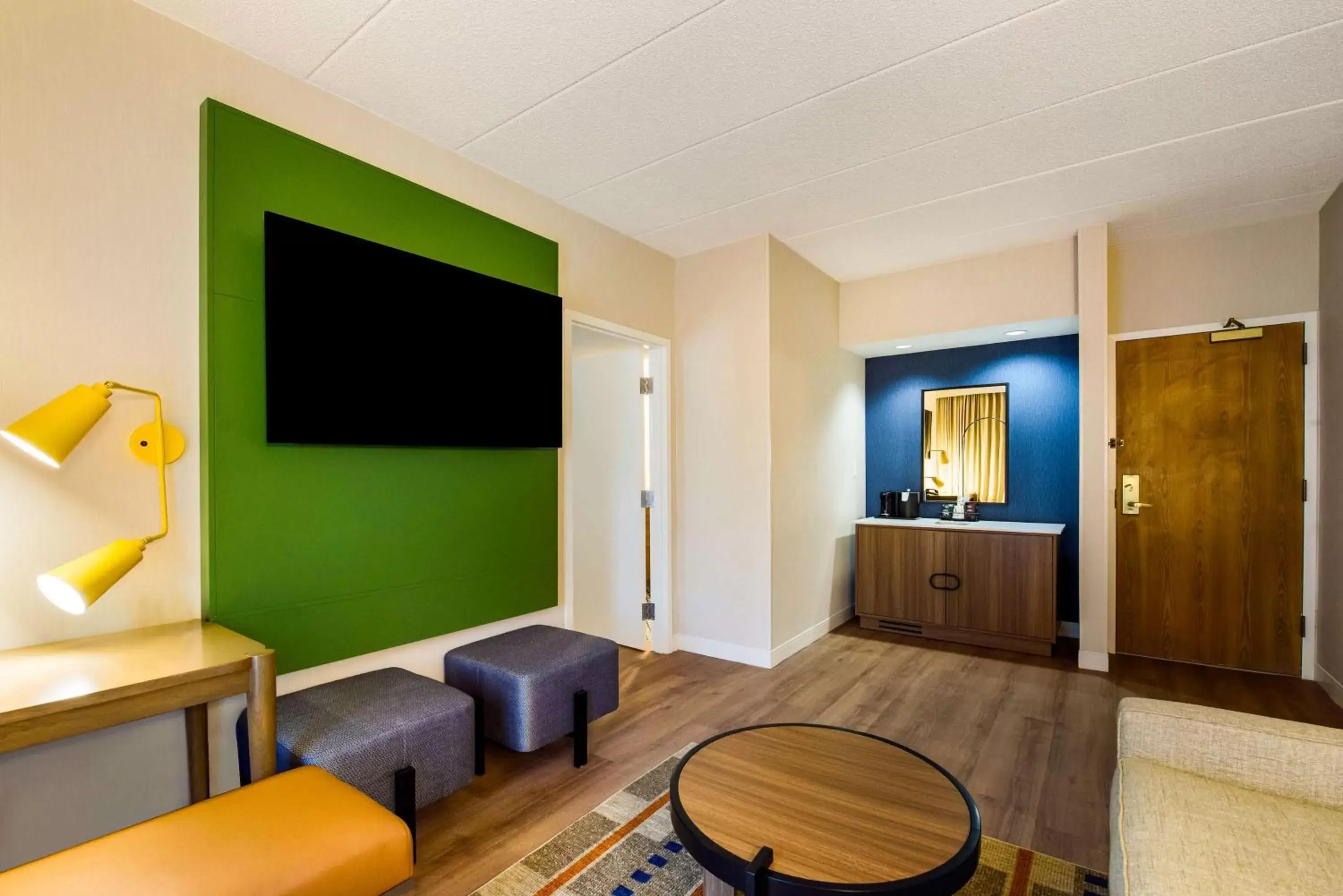 Bedroom, TV/Entertainment Center in Sonesta Select Philadelphia Airport