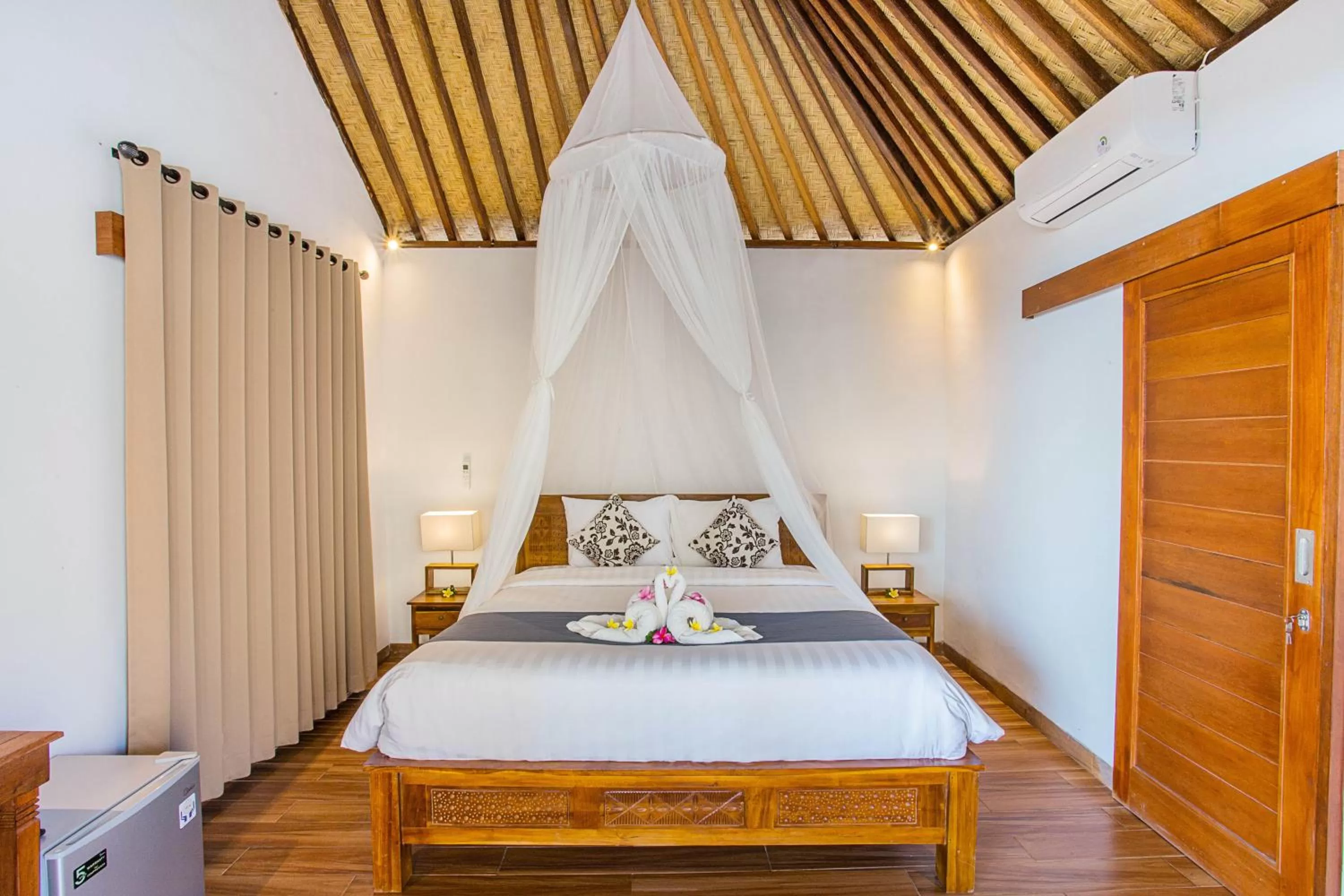 Bed in Nusa Veranda Sunset Villas & Restaurant