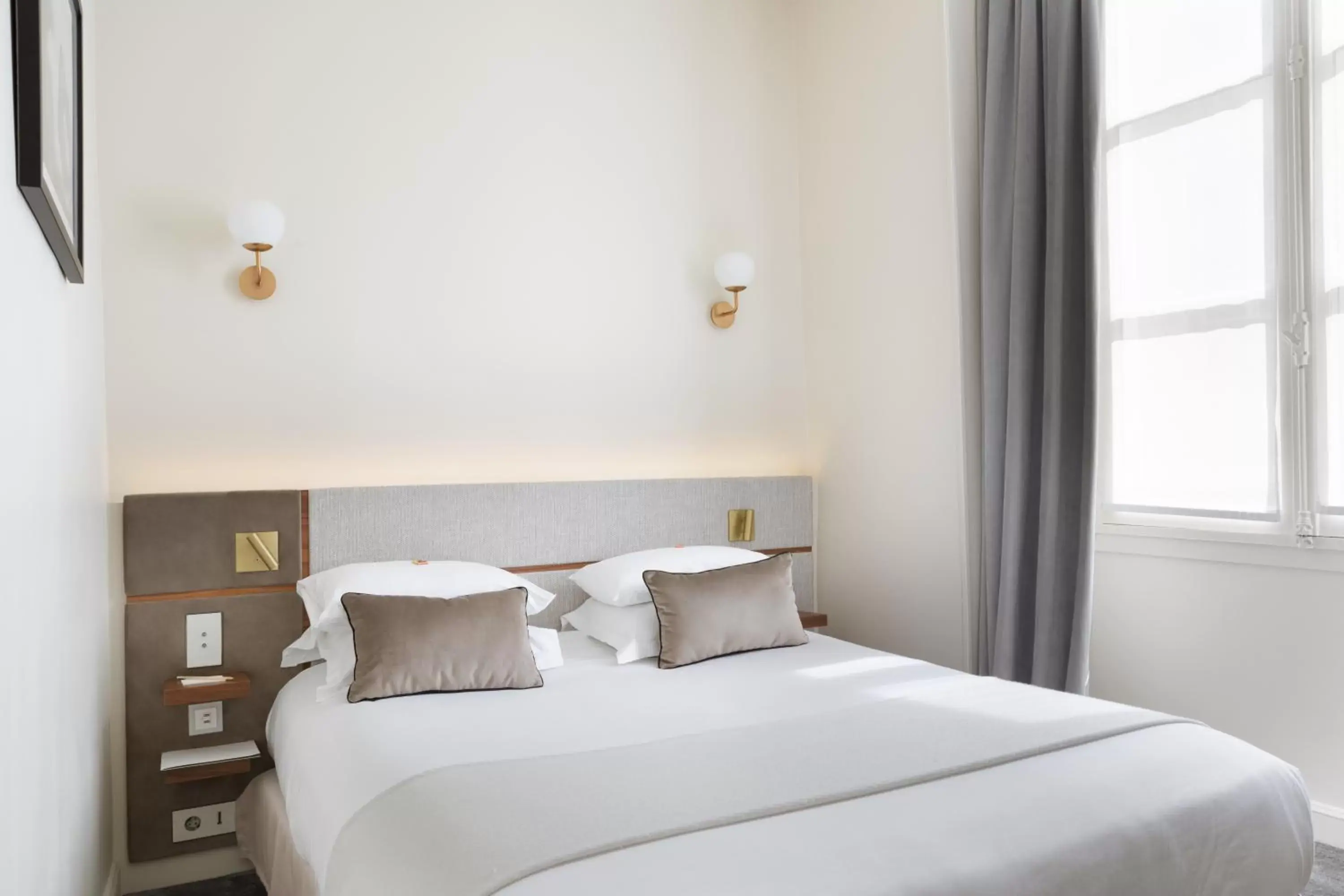 Bedroom, Bed in Hotel Verneuil Saint Germain