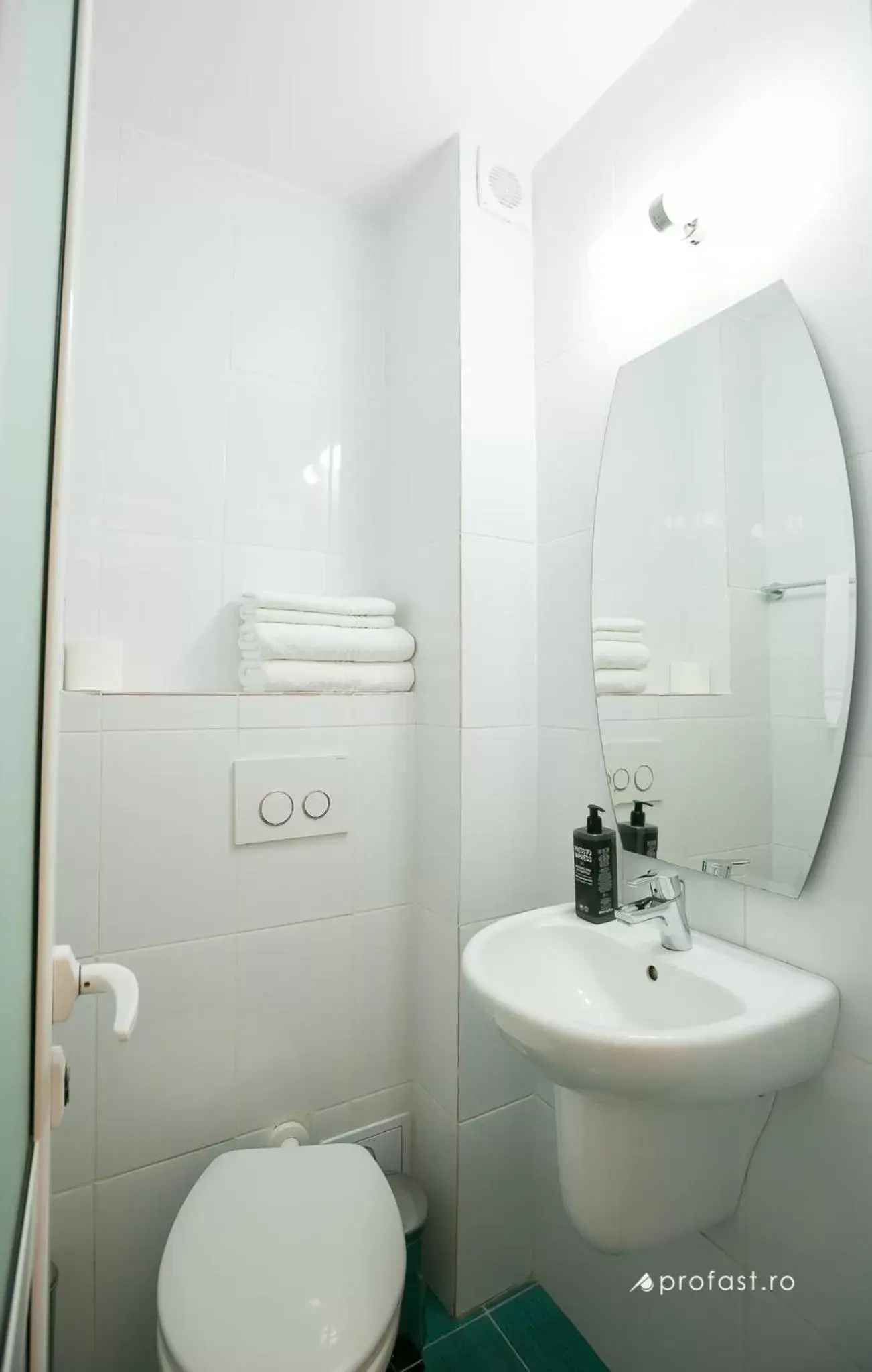 Bathroom in ibis Styles Dunarea Galati