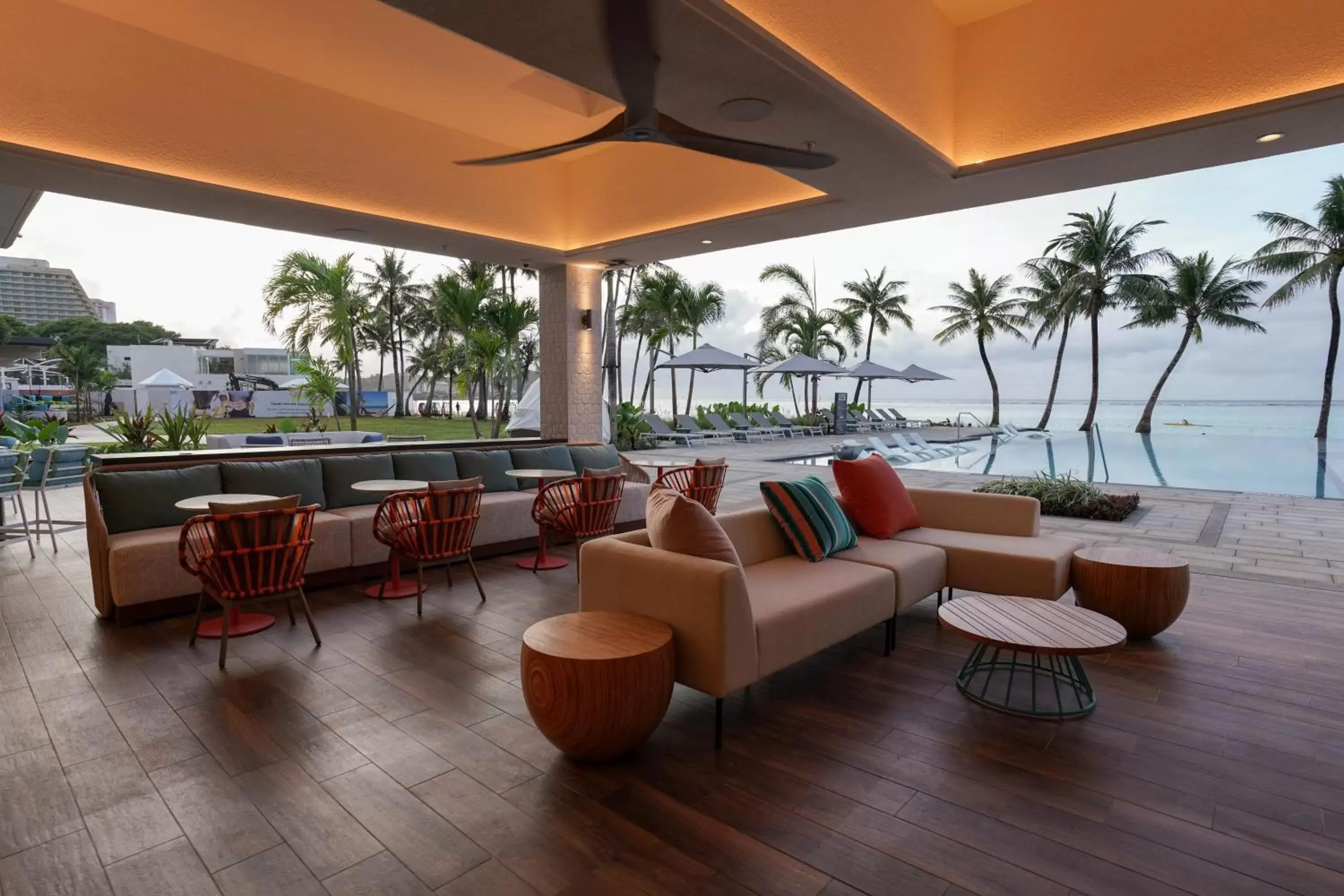 Lounge or bar in Crowne Plaza Resort Guam