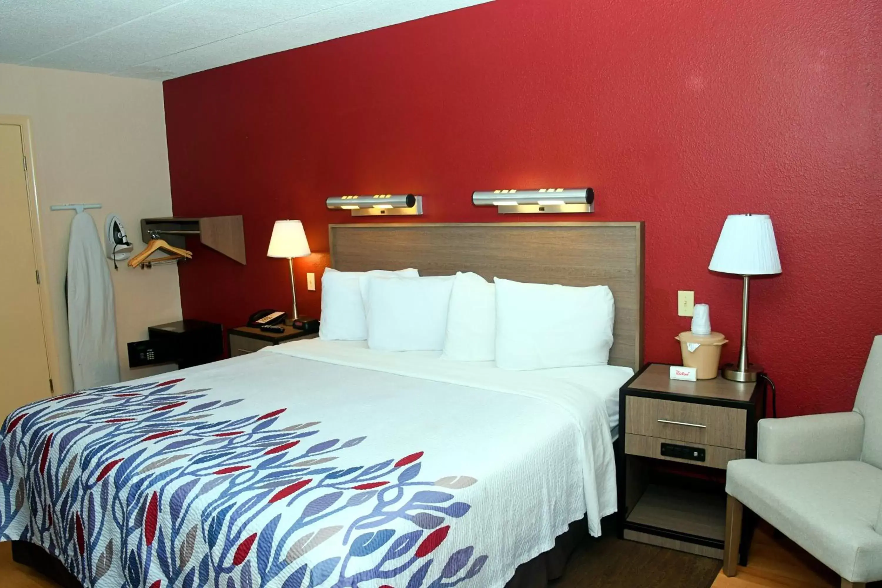 Photo of the whole room, Bed in Red Roof Inn Richmond South