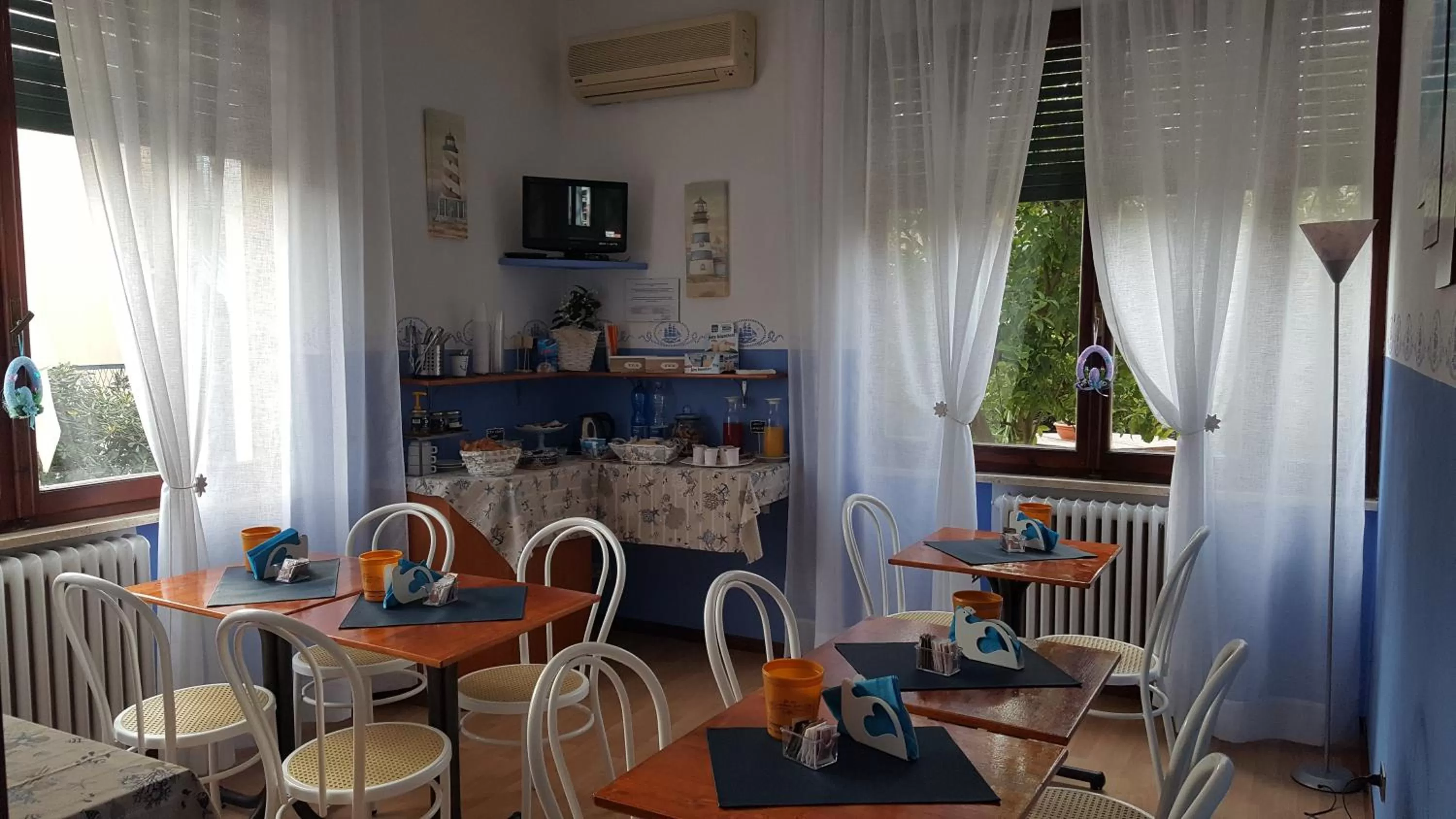 Communal lounge/ TV room in Hotel VILLA ITALIA B&B