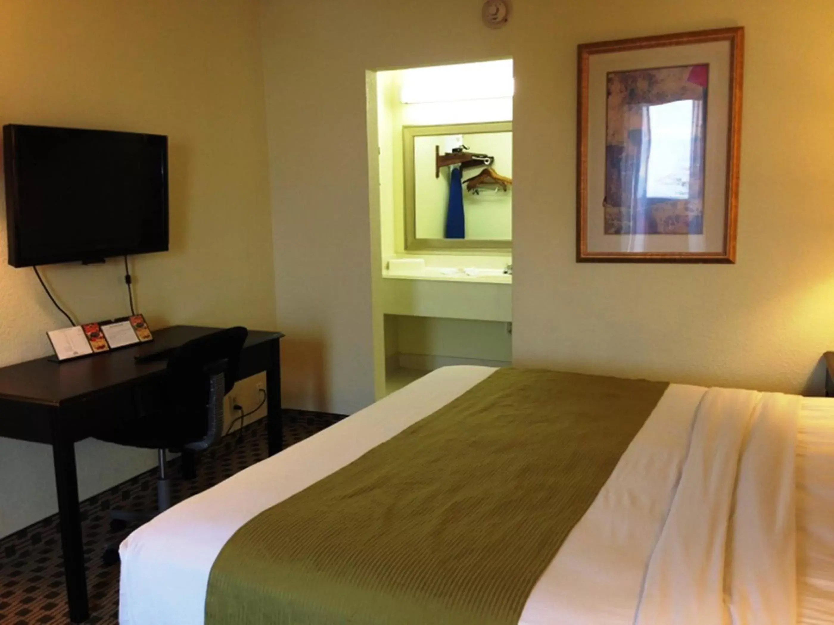 Bedroom, Bed in Days Inn by Wyndham Irving Grapevine DFW Airport North