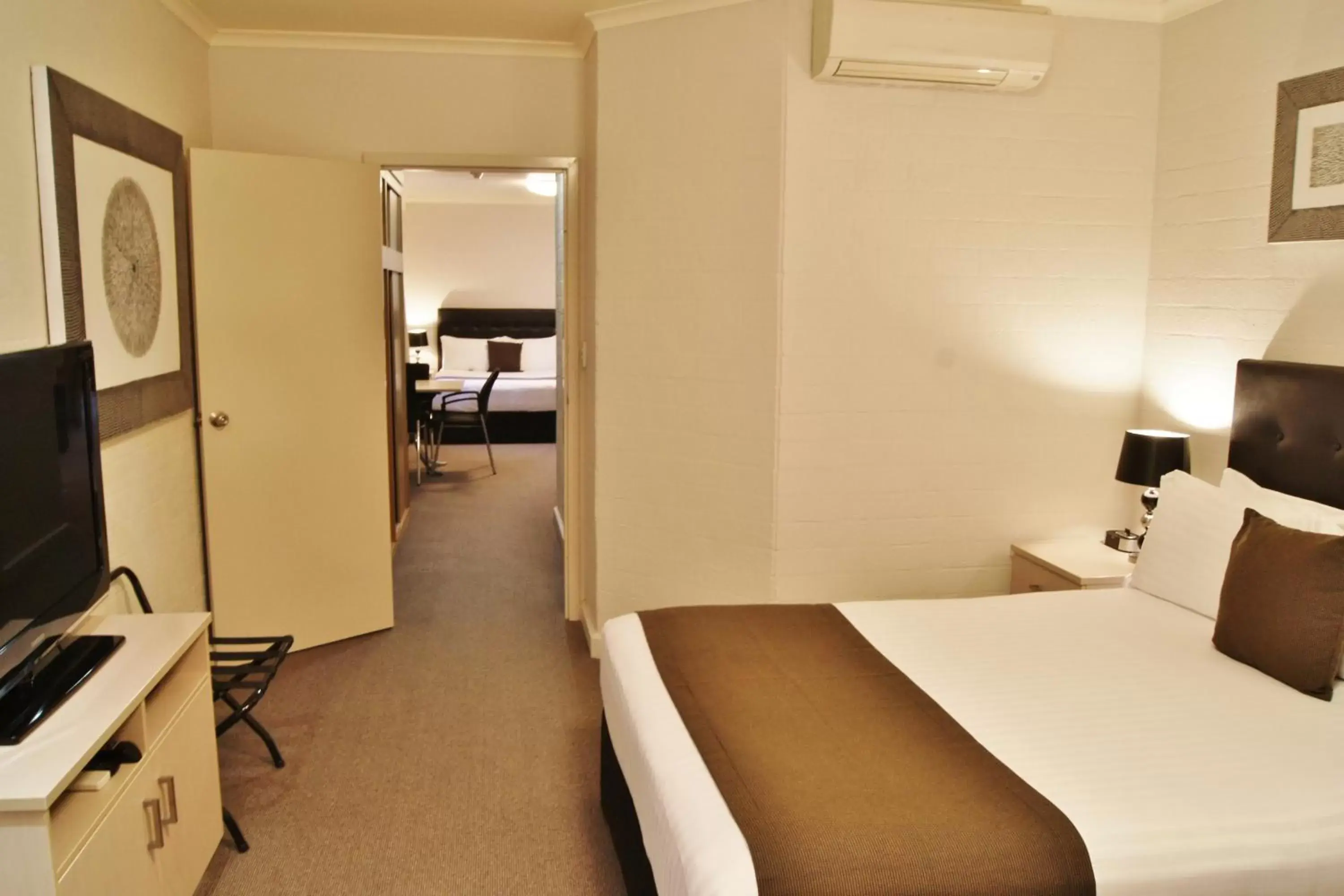 Photo of the whole room, Bed in Mantra Pavilion Hotel Wagga
