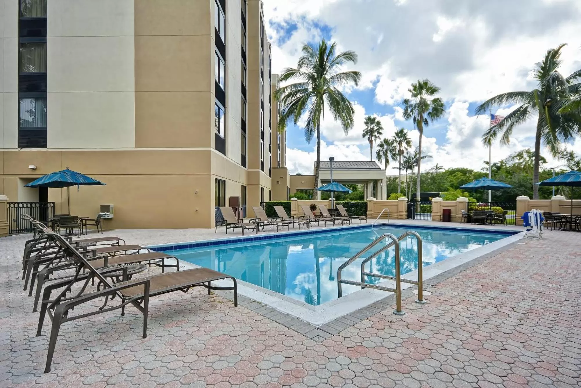Swimming pool in Hyatt Place Miami Airport-West/Doral