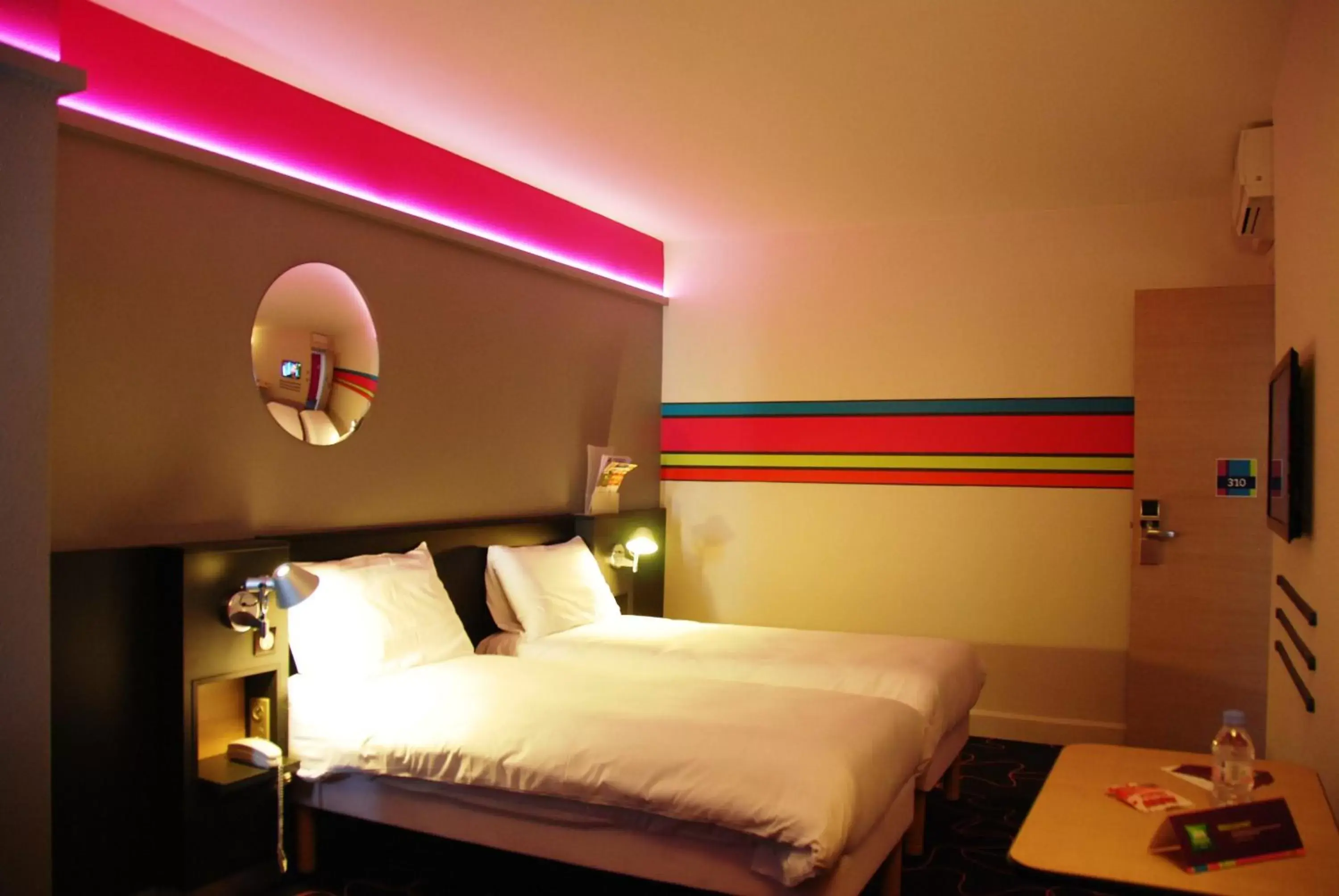 Photo of the whole room, Bed in ibis Styles Roanne Centre Gare