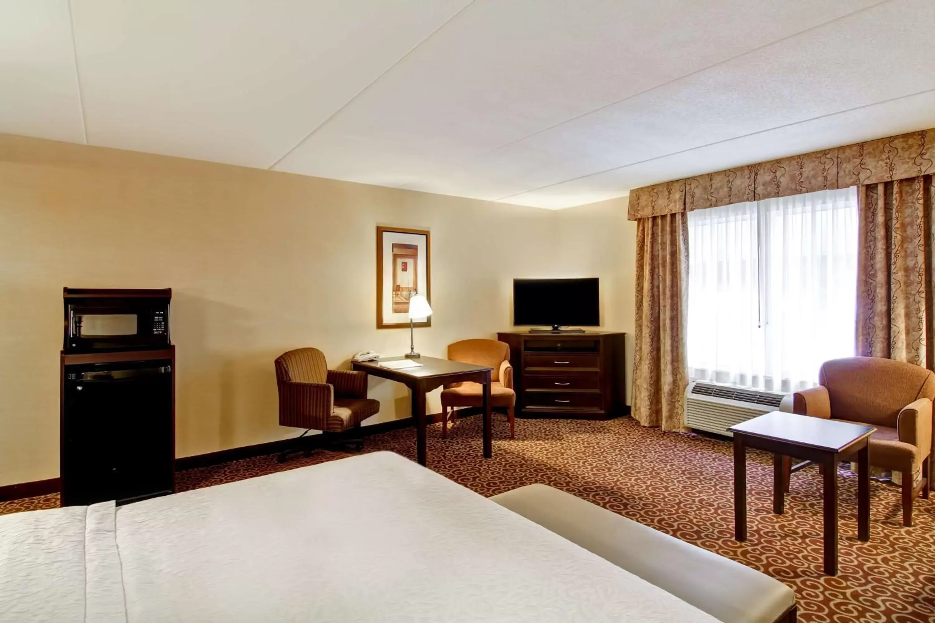 Bed, Seating Area in Hampton Inn Sudbury, Ontario