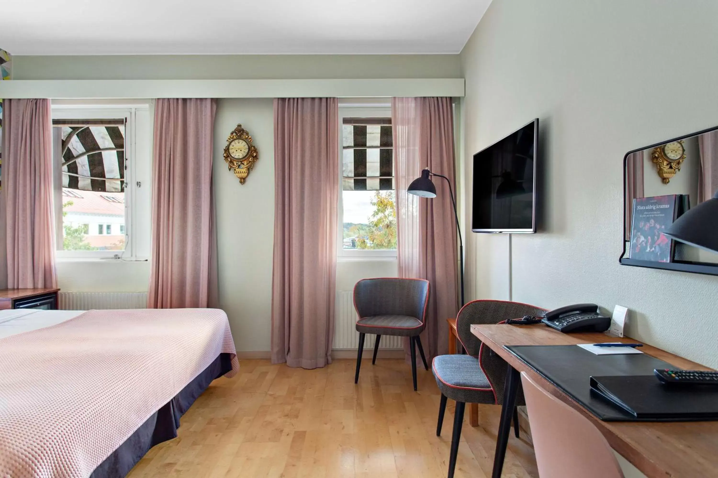 Bedroom, TV/Entertainment Center in Best Western Hotell Hudik