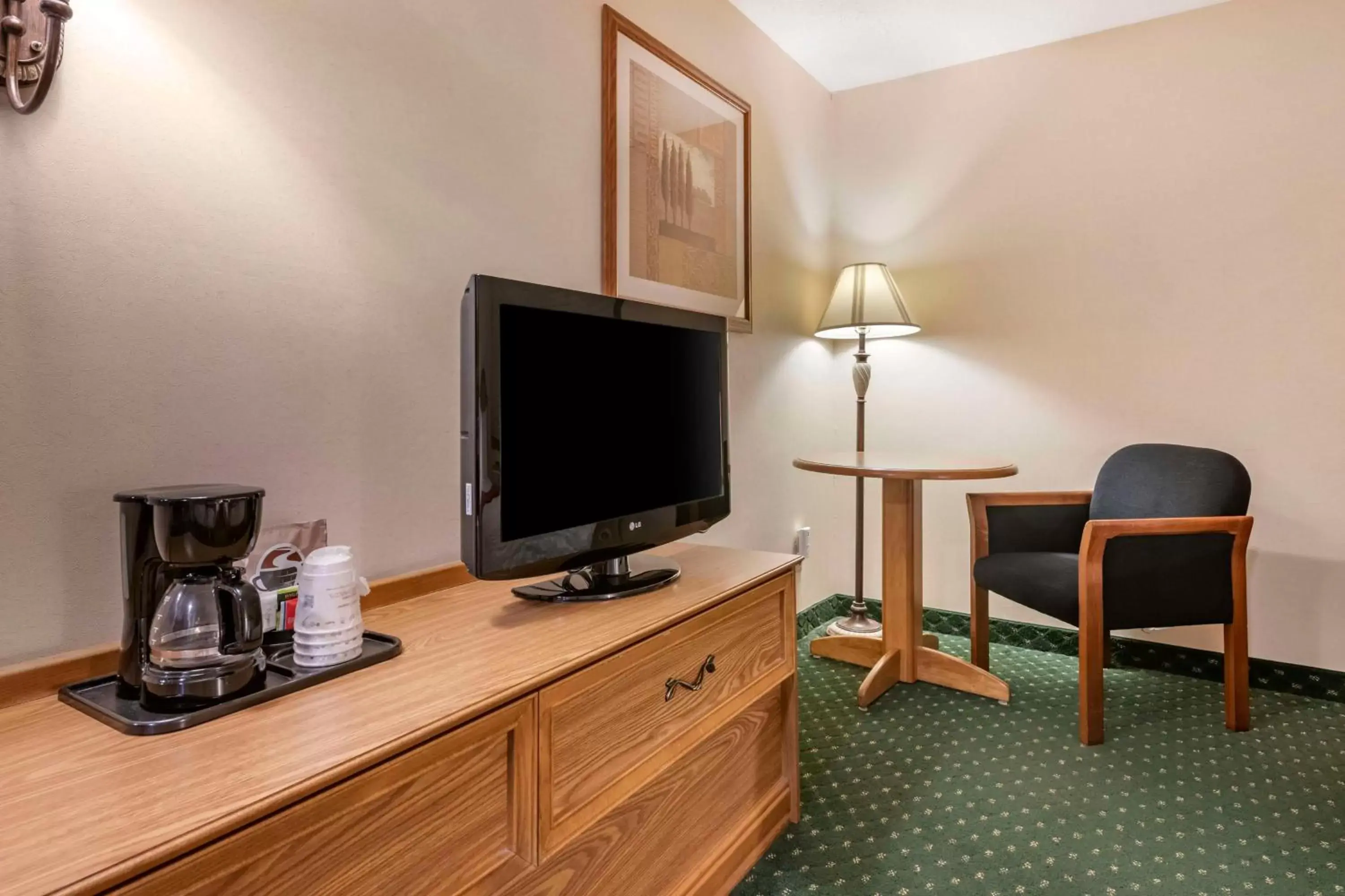 Bedroom, TV/Entertainment Center in SureStay Plus Hotel by Best Western Buffalo