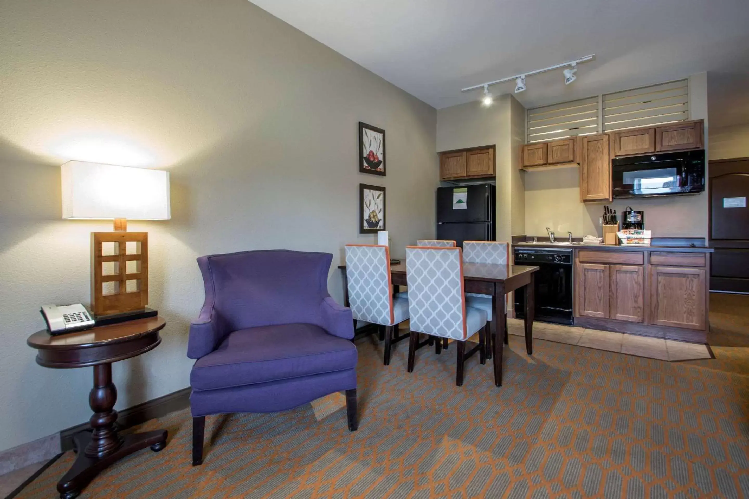 Kitchen or kitchenette, Seating Area in Bluegreen Vacations Odyssey Dells Resort