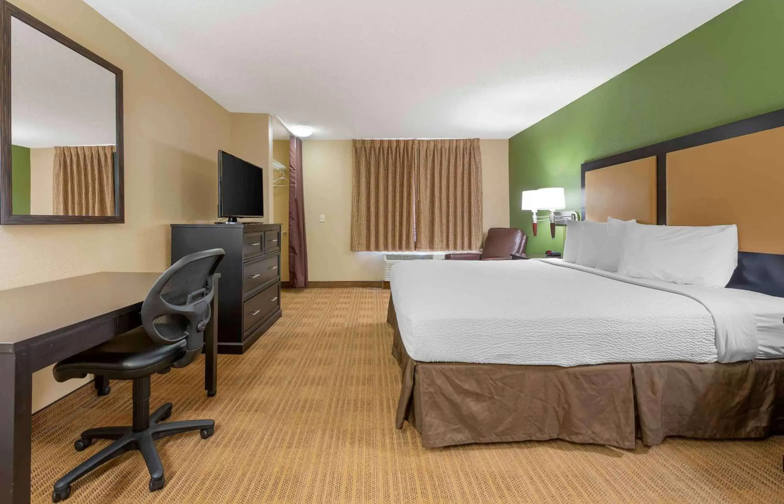 Bedroom in Extended Stay America Suites - Columbus - Worthington