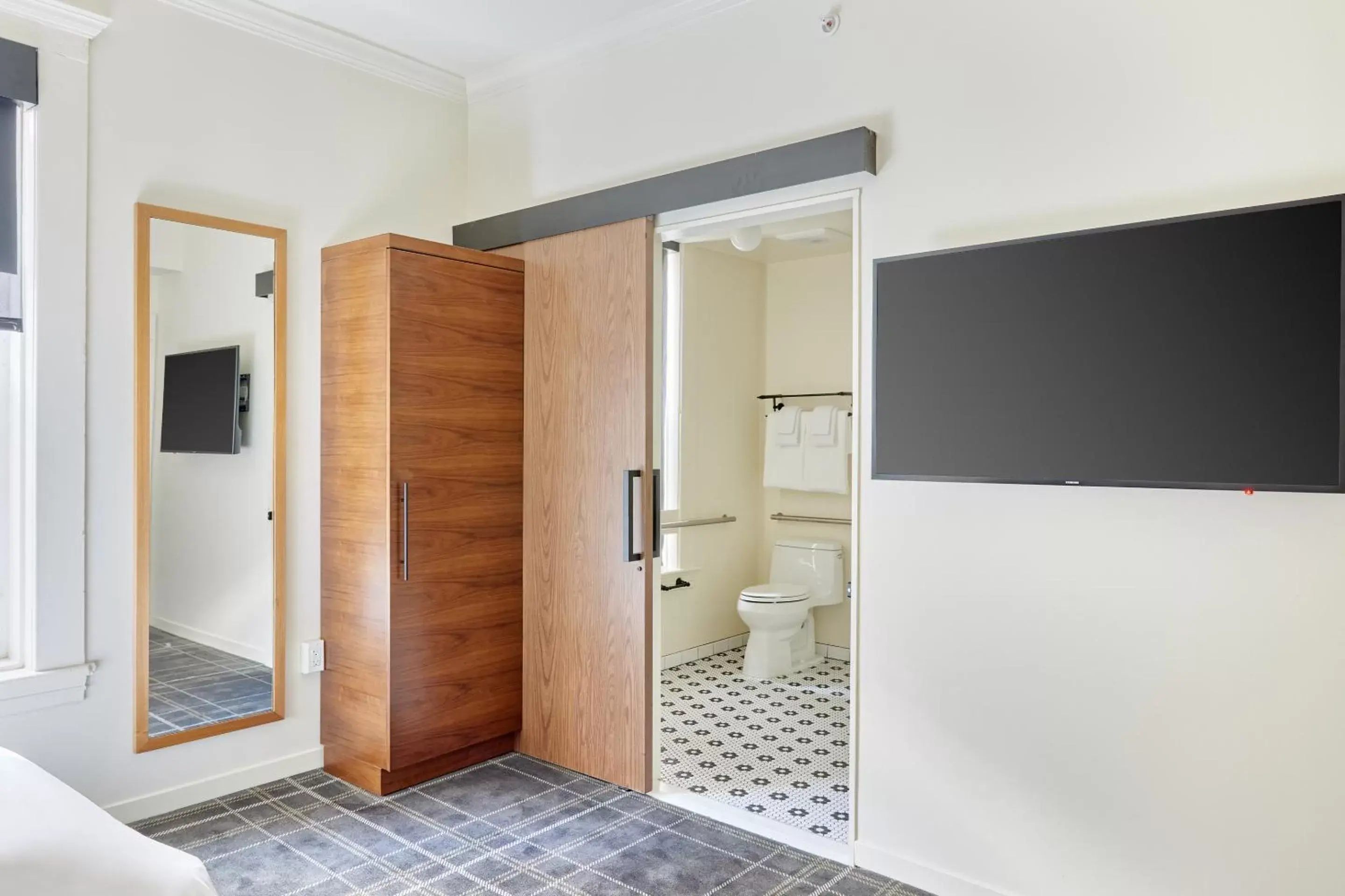 Living room, Bathroom in Found Union Square powered by Sonder