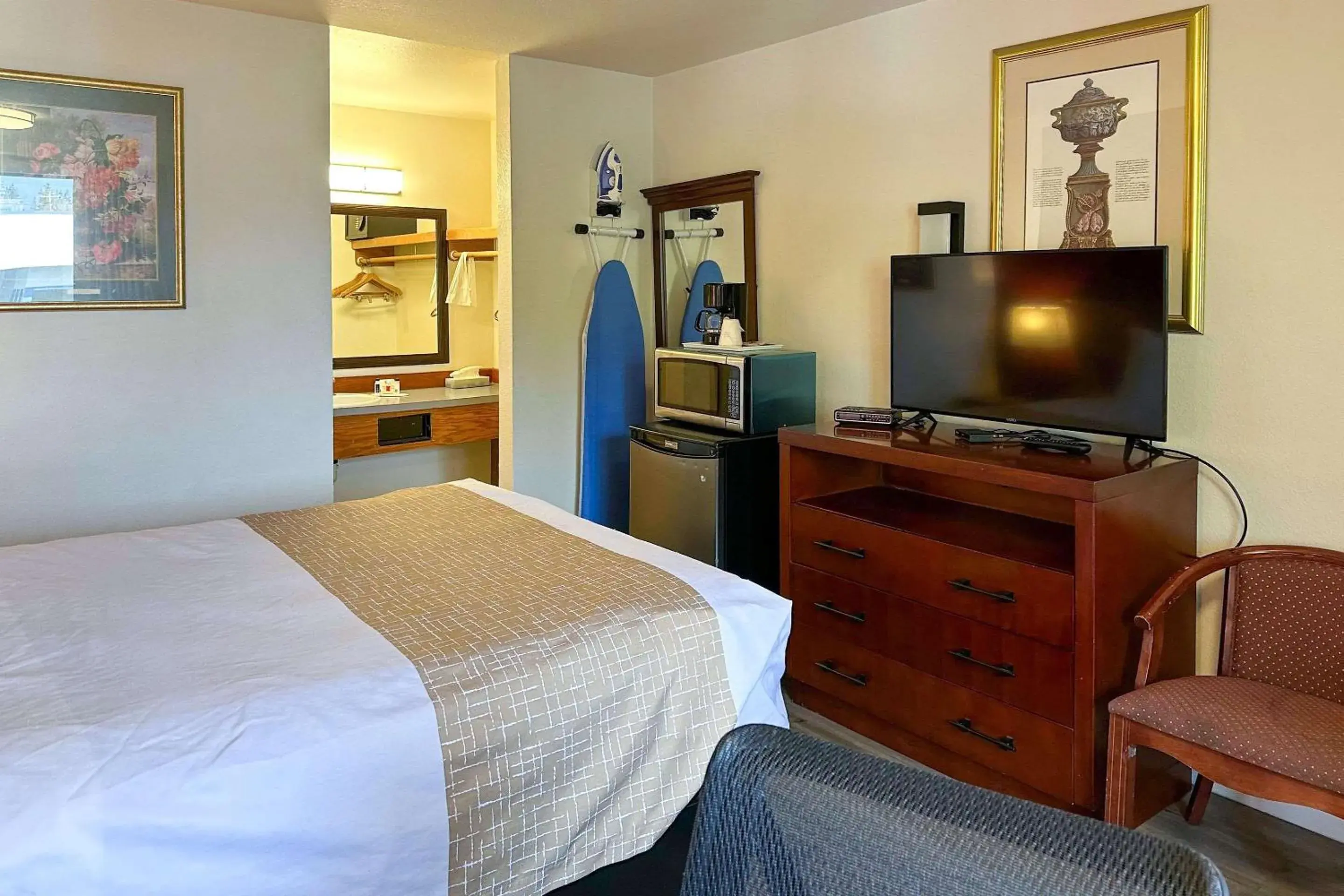 Bedroom, Bed in Econo Lodge Edmonds North Seattle