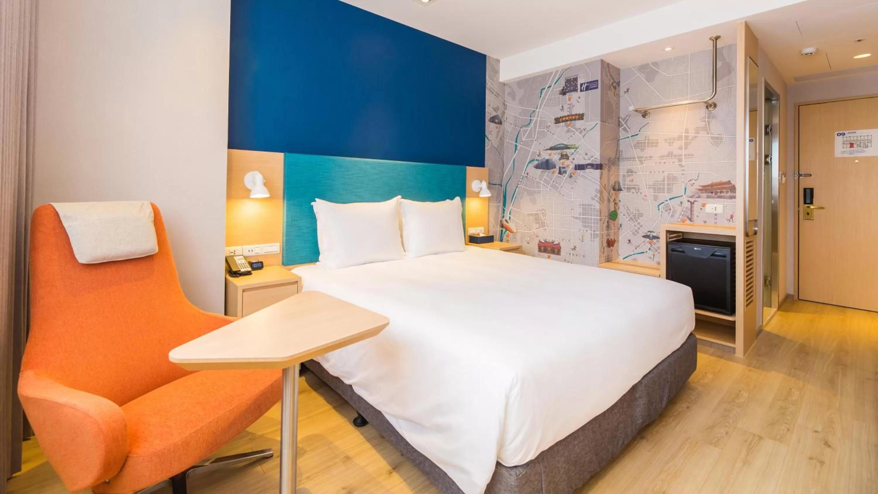 Photo of the whole room, Bed in Holiday Inn Express Taichung Fengchia by IHG