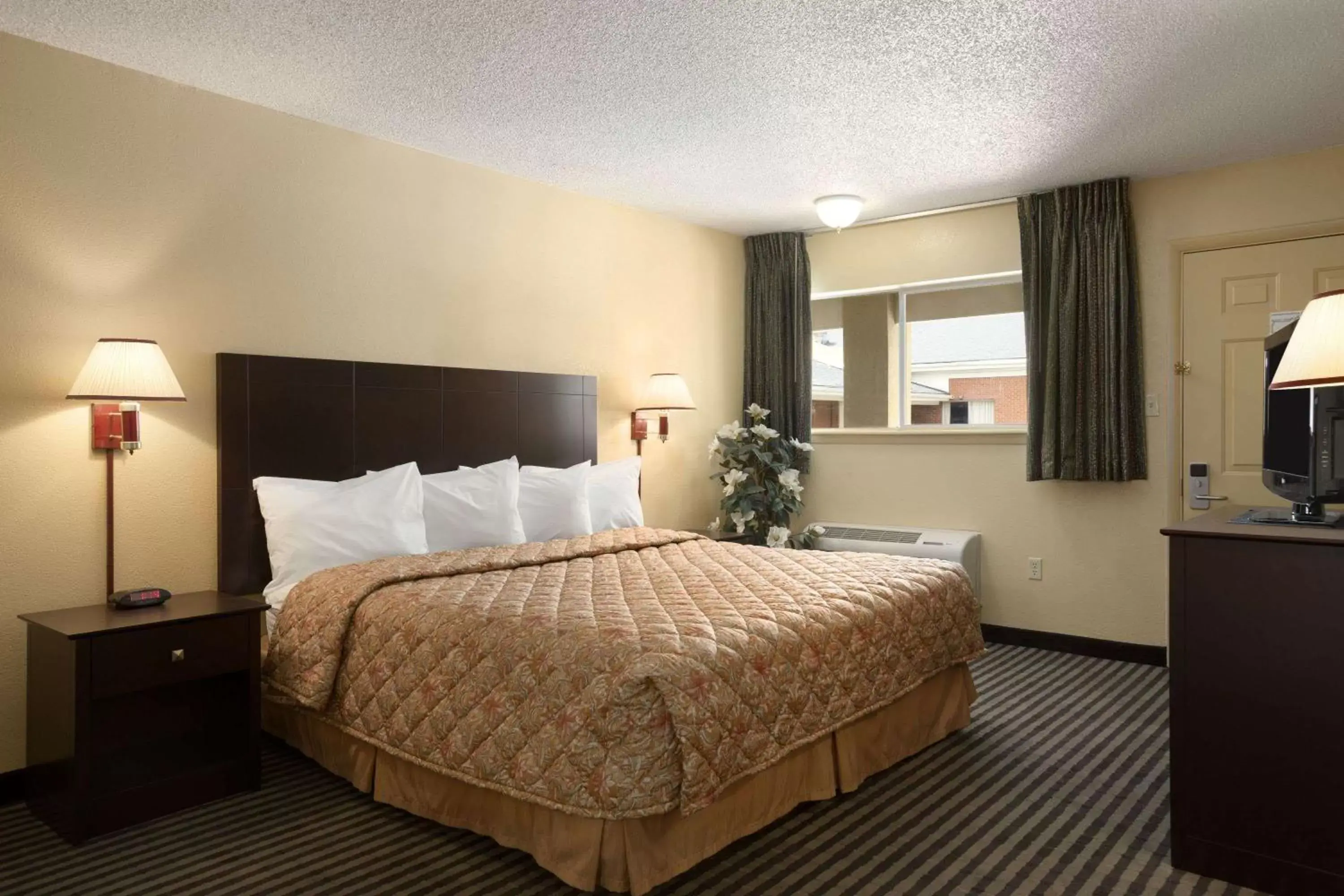 Photo of the whole room, Bed in Days Inn by Wyndham Lawton
