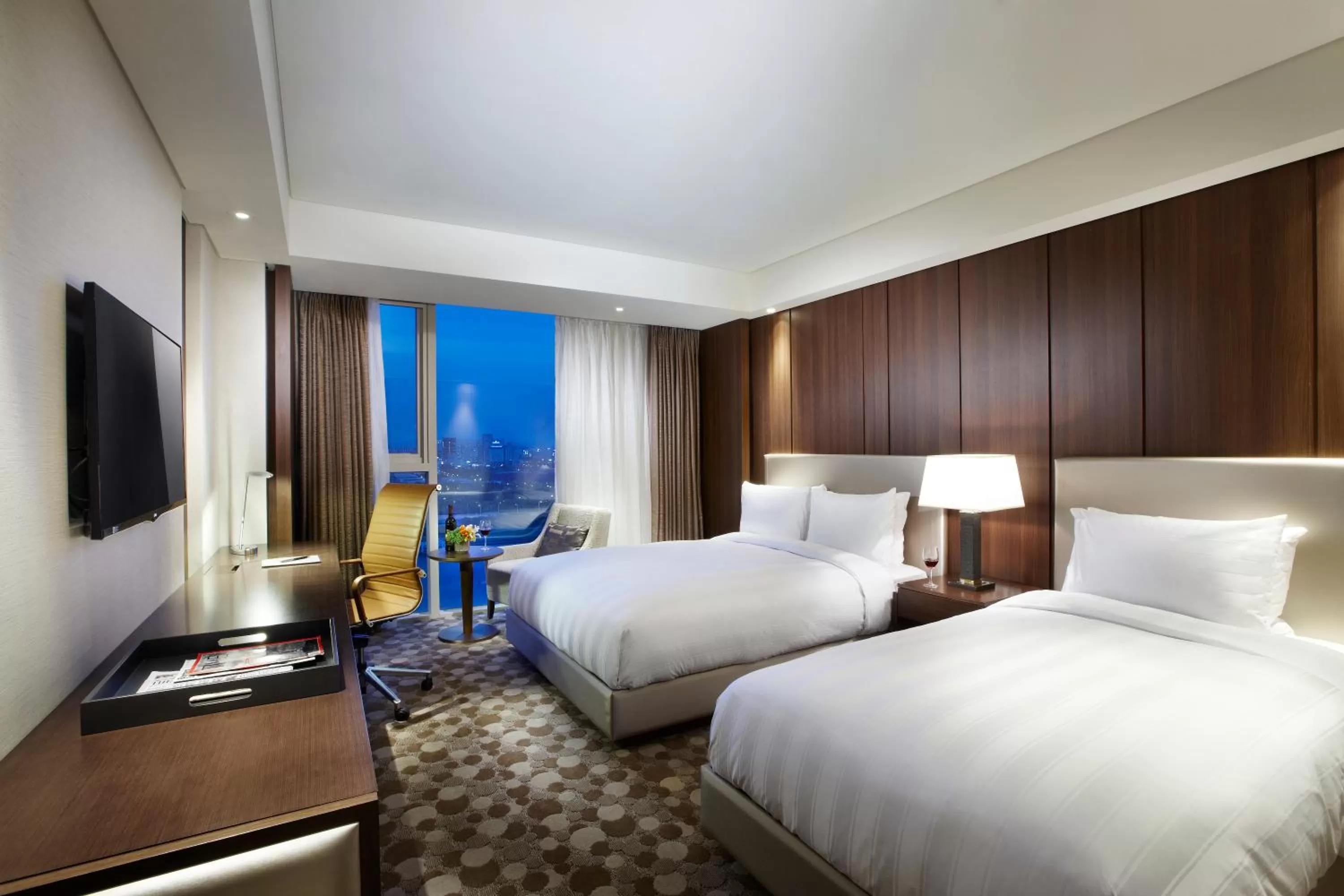 Bedroom, Bed in LOTTE CITY HOTEL Daejeon
