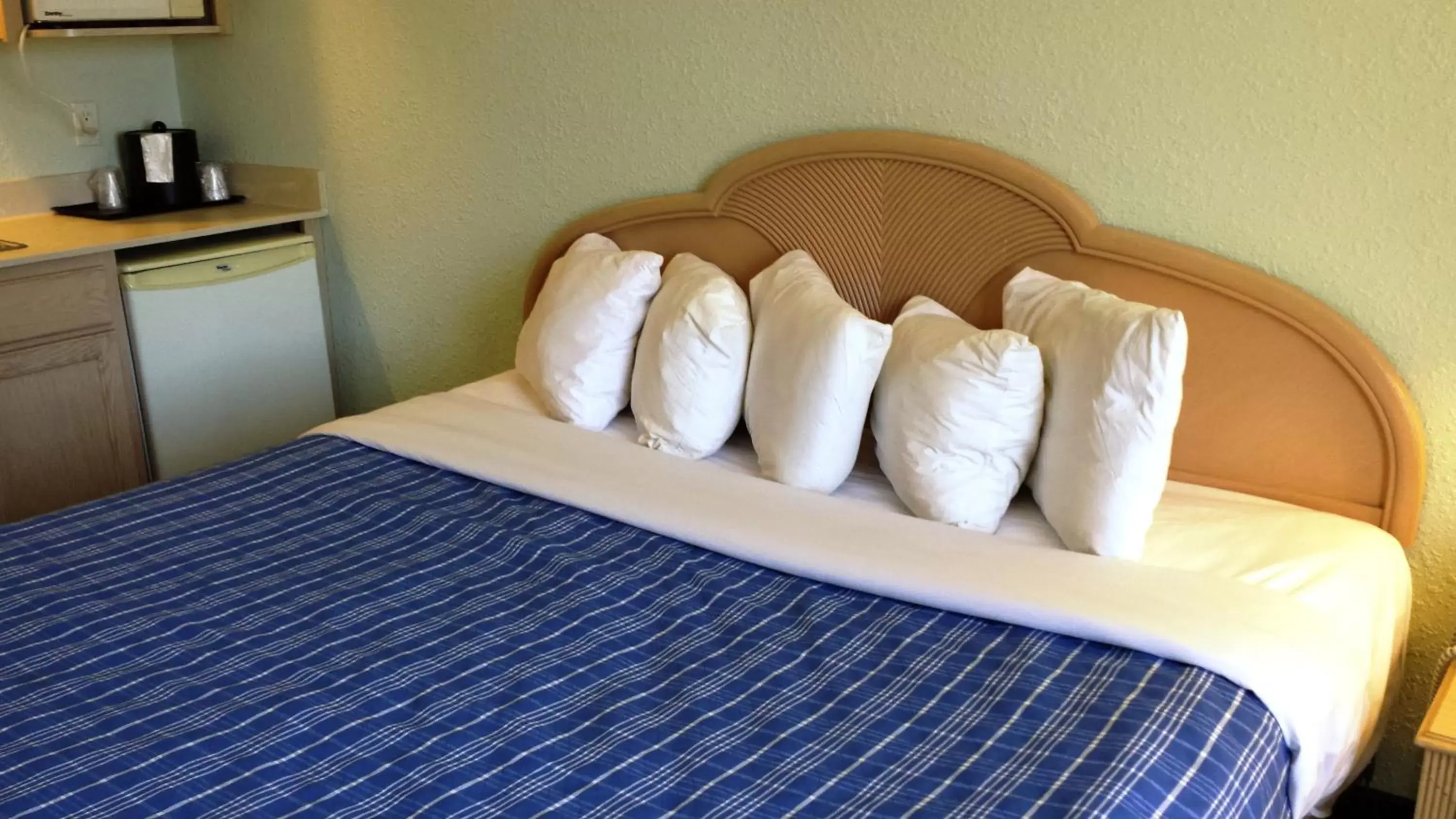Bedroom, Bed in Cocoa Beach Suites Hotel