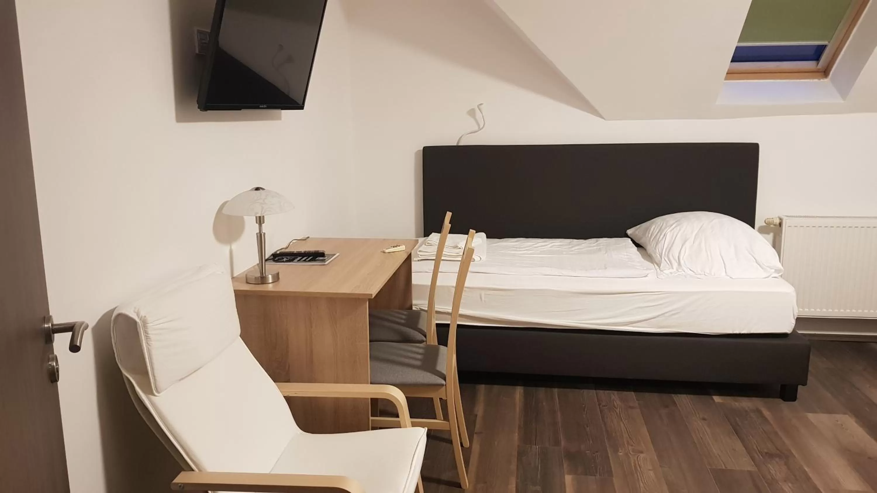 Bed in HBH Bajor Sörház, Étterem és Panzió