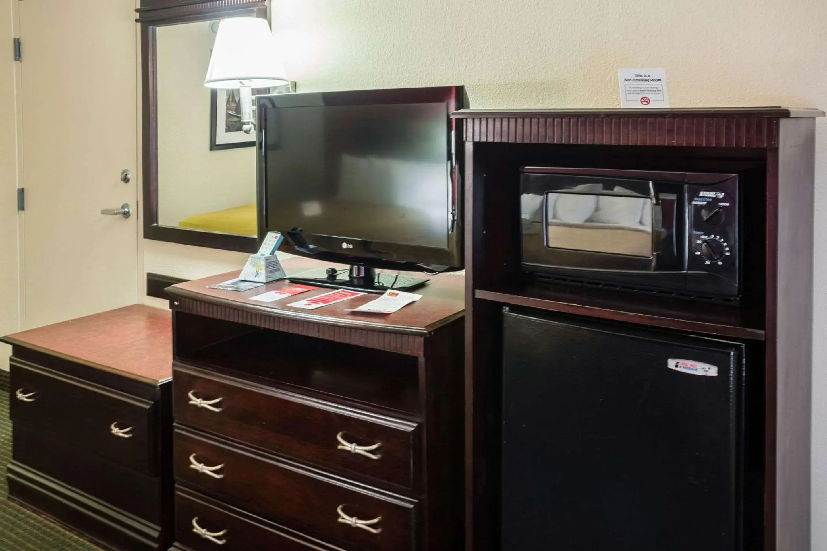 Photo of the whole room, TV/Entertainment Center in Econo Lodge Palm Coast