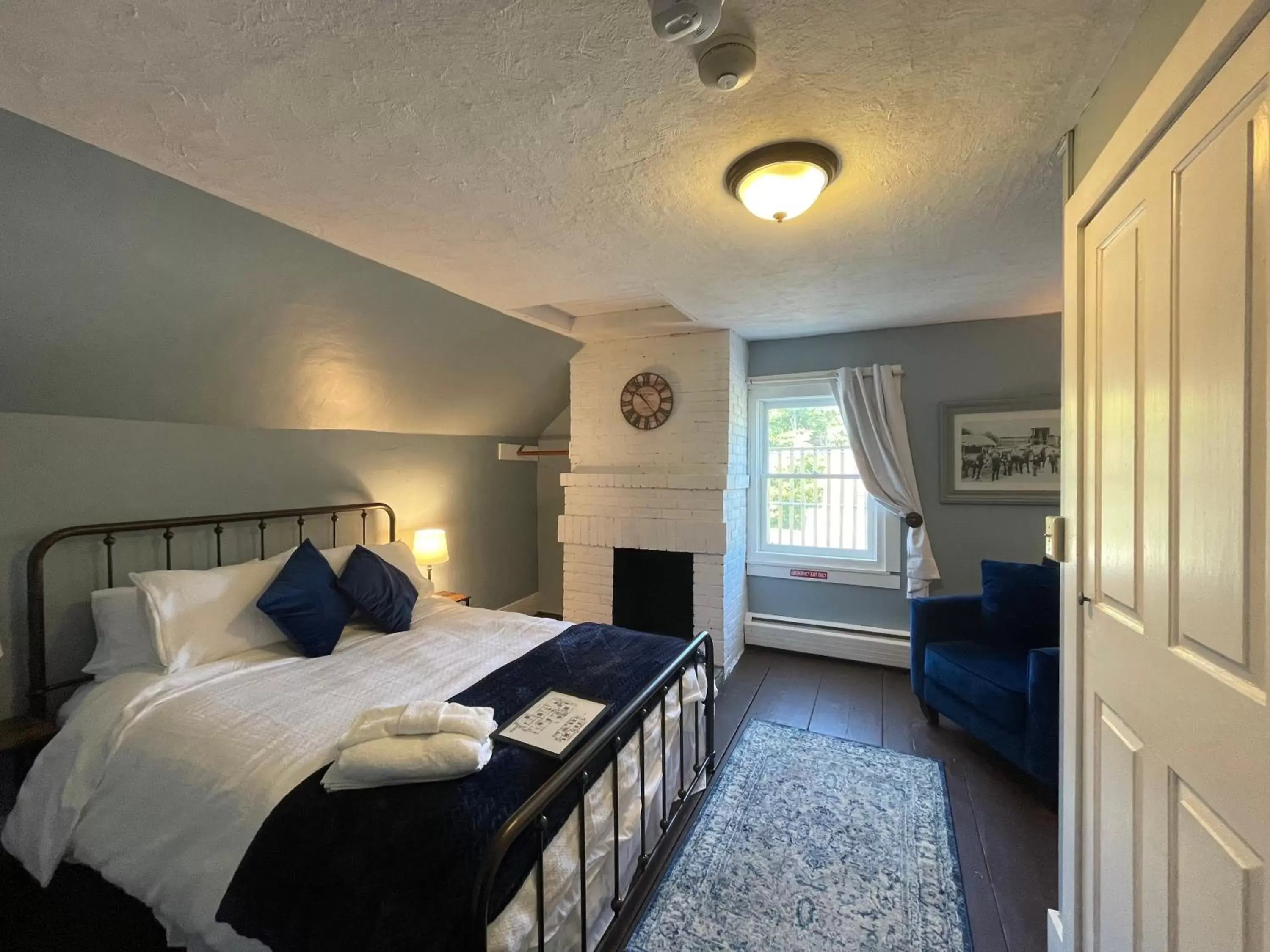 Photo of the whole room, Bed in Stone Hearth Inn and Eatery