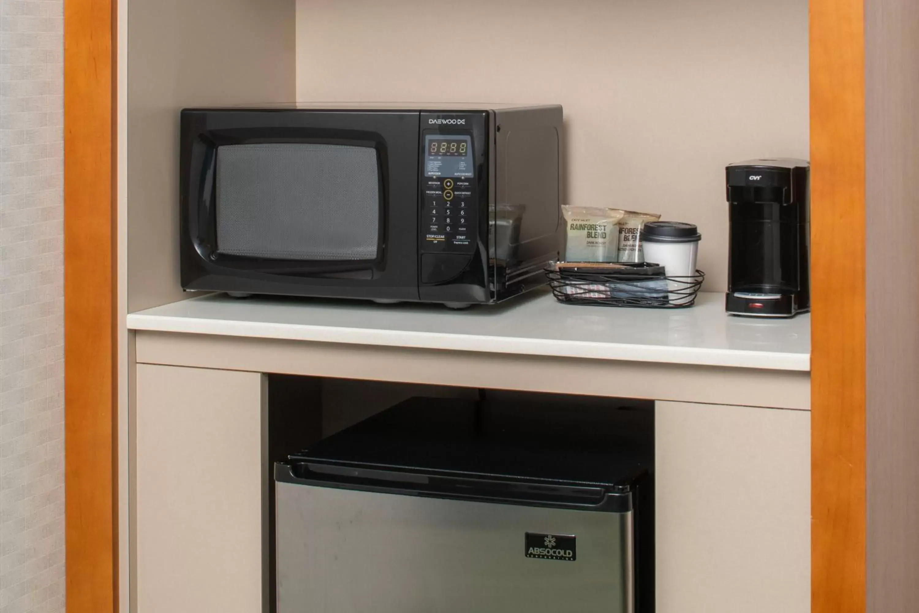 Kitchen or kitchenette, TV/Entertainment Center in SpringHill Suites by Marriott Nashville Vanderbilt/West End