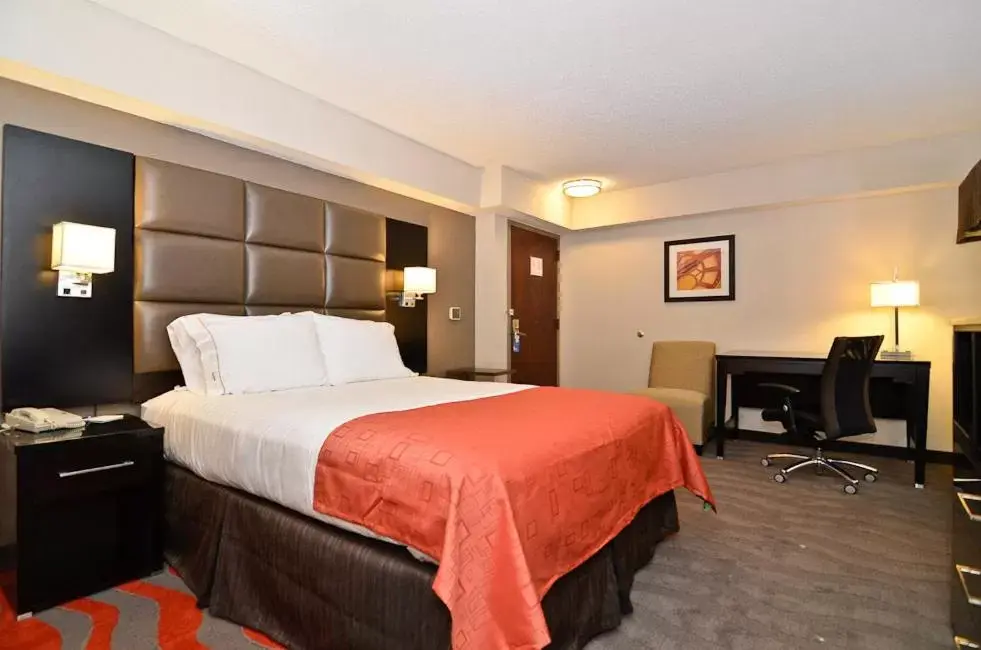 Photo of the whole room, Bed in Holiday Inn Express Burlington, an IHG Hotel