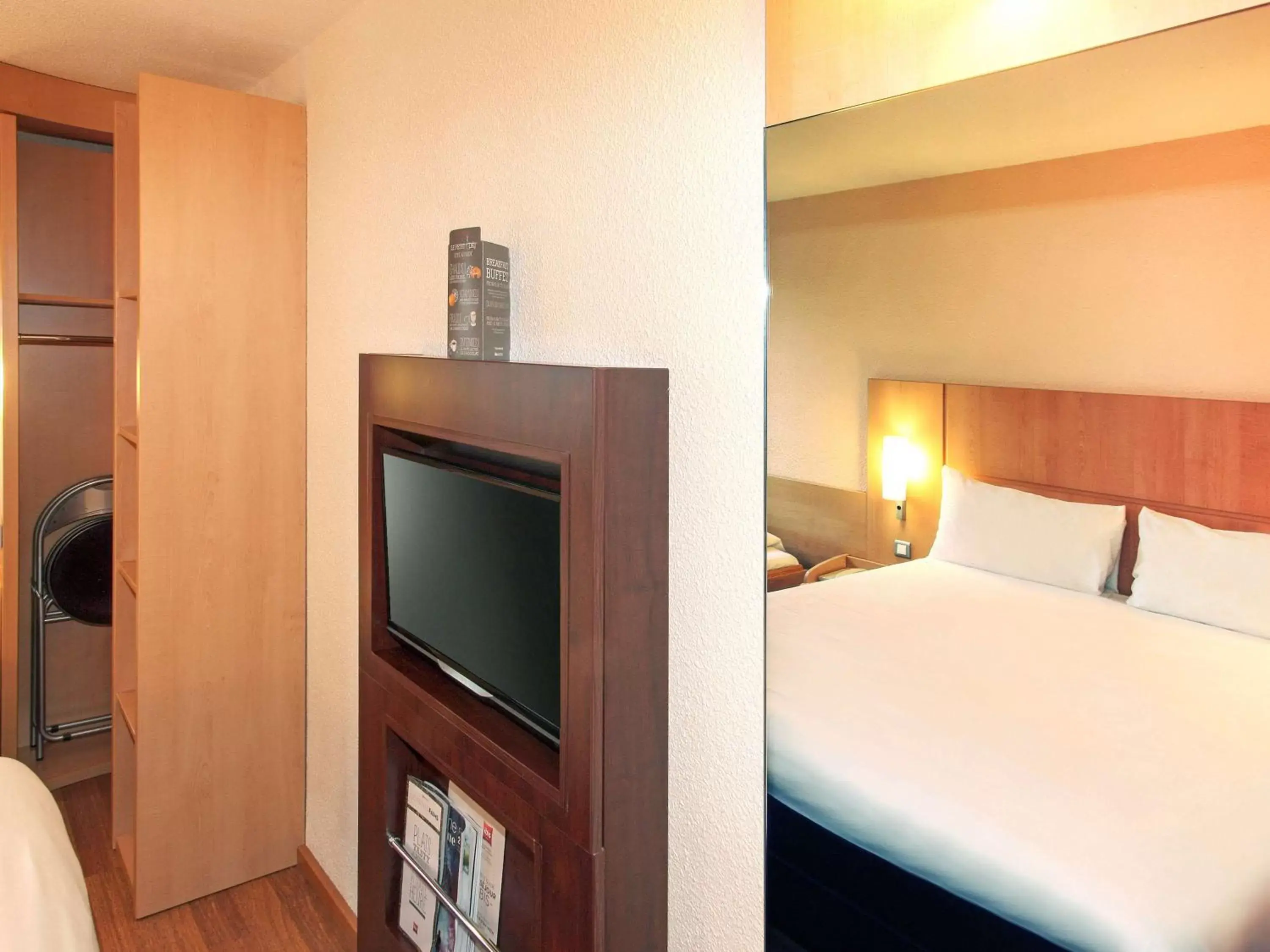 Photo of the whole room, TV/Entertainment Center in ibis Poitiers Sud