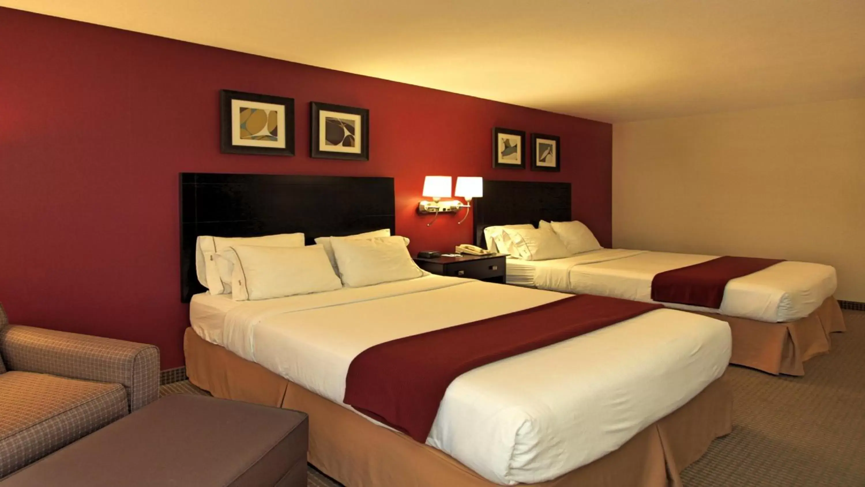 Photo of the whole room, Bed in Holiday Inn Express Hotel & Suites Defiance, an IHG Hotel