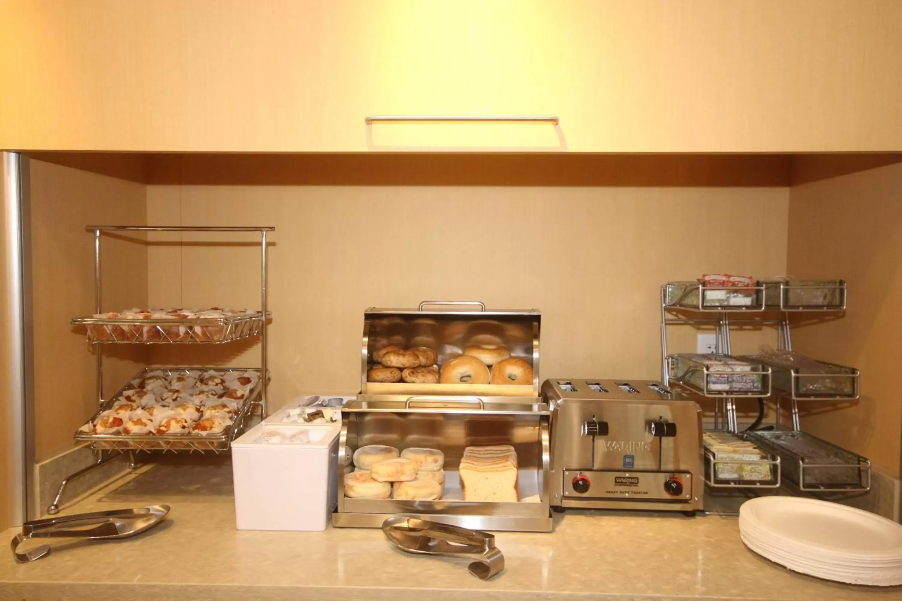 Breakfast in TownePlace Suites by Marriott Charleston-North Charleston
