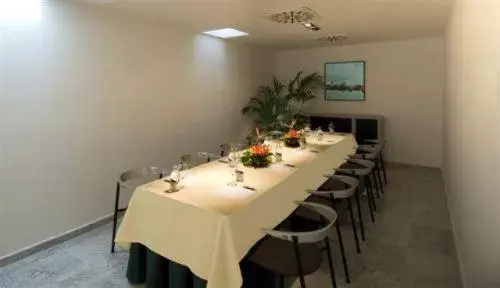 Business facilities, Restaurant/Places to Eat in Hotel Nautico