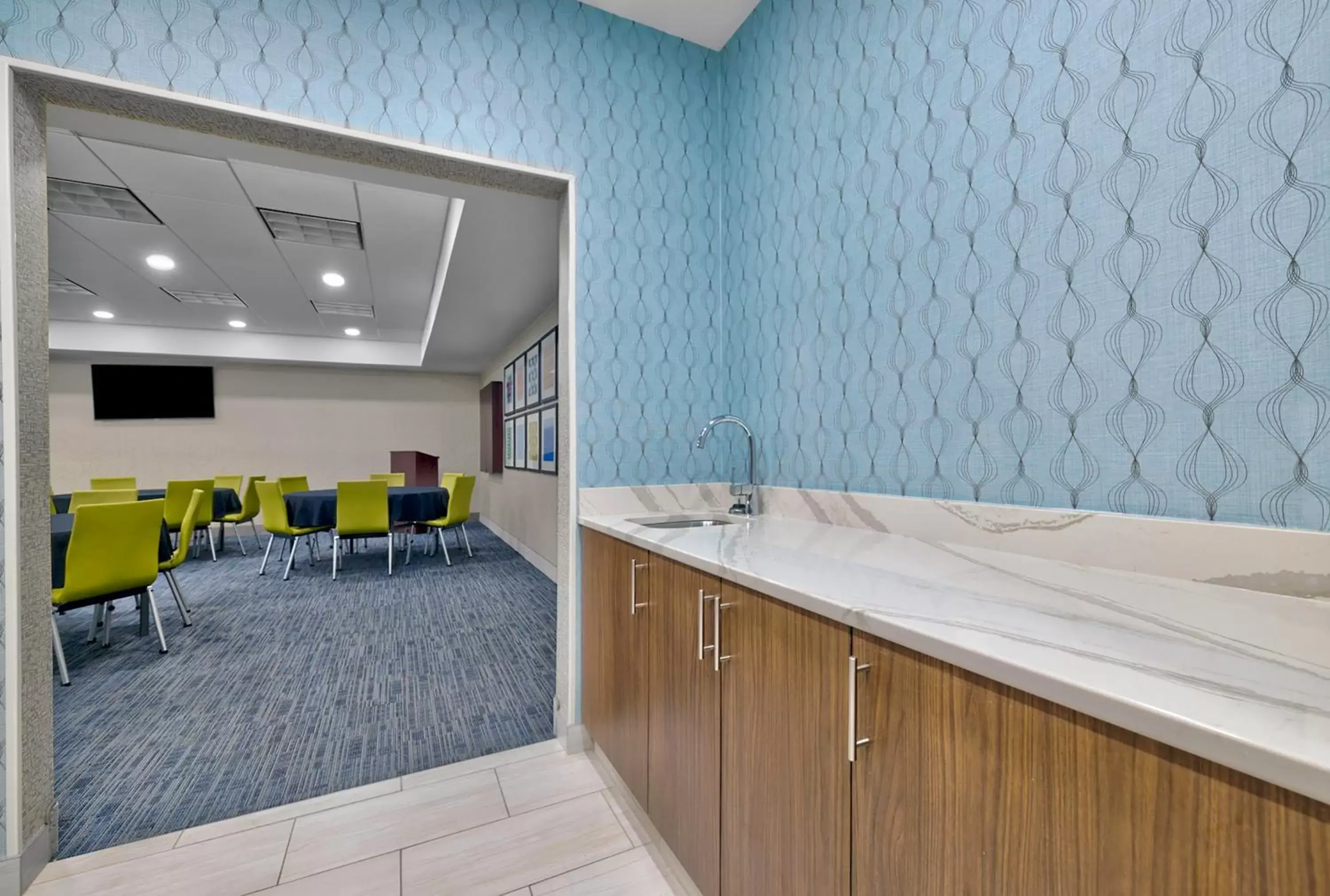 Meeting/conference room, Kitchen/Kitchenette in Holiday Inn Express Hotel & Suites Kansas City - Grandview, an IHG Hotel